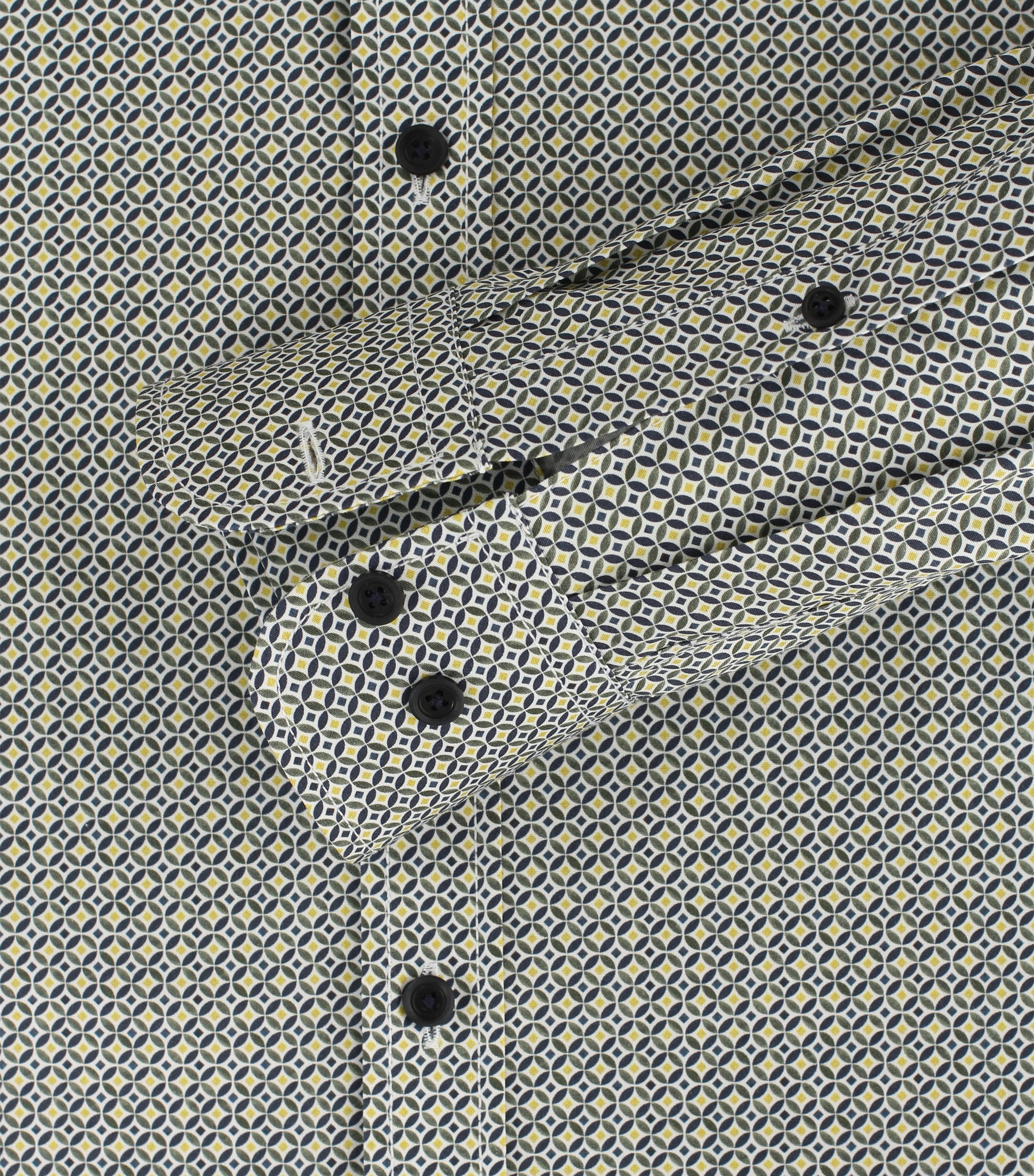 Ein Freizeithemd im Print Muster in der Farbe Olive