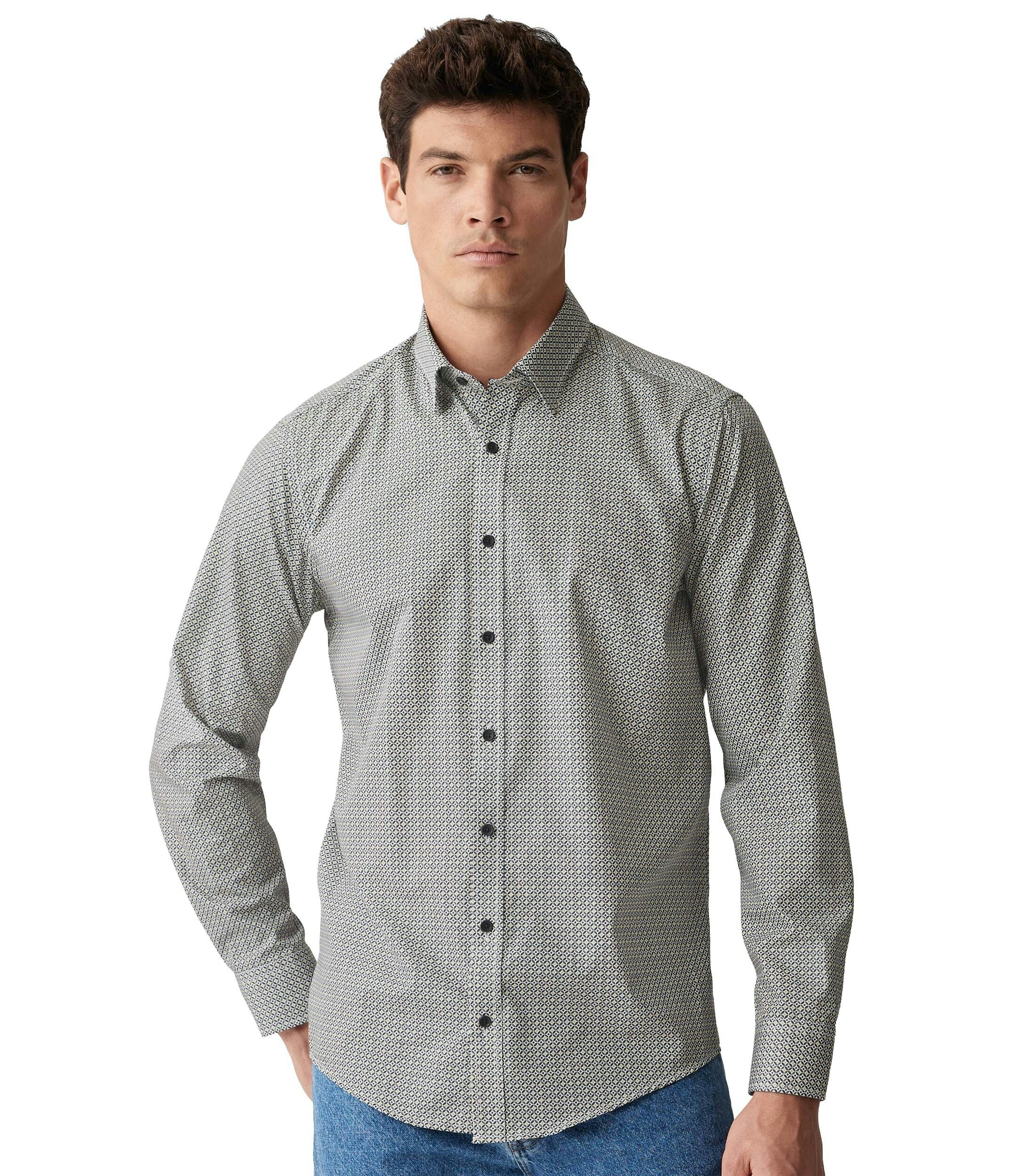 Ein Freizeithemd im Print Muster in der Farbe Olive