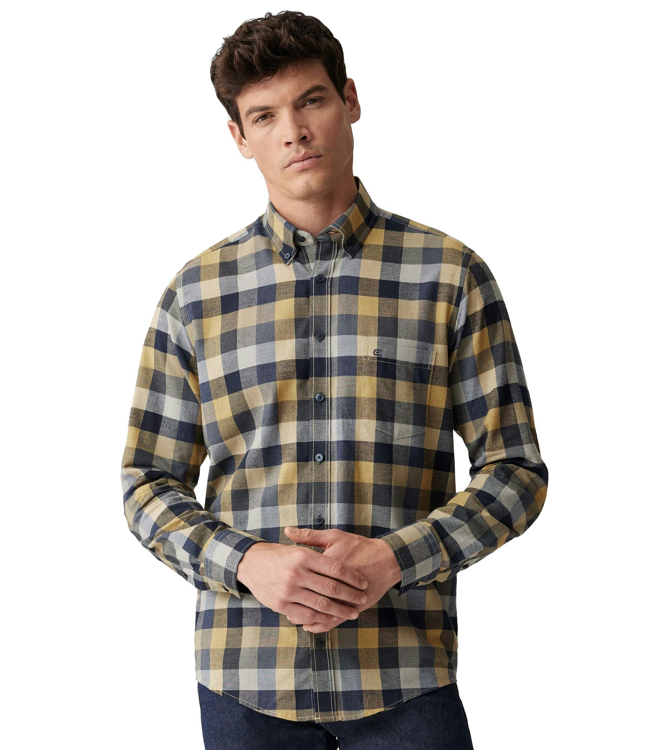 Ein Freizeithemd im kariert Muster in der Farbe Senfgelb