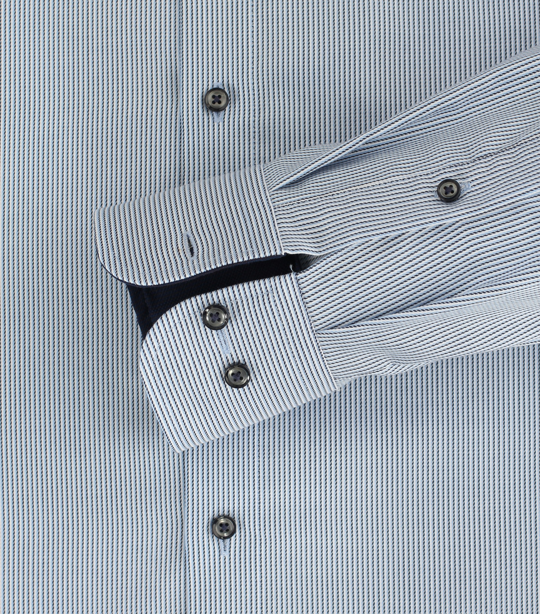 Ein Businesshemd im gestreift Muster in der Farbe Dunkelblau