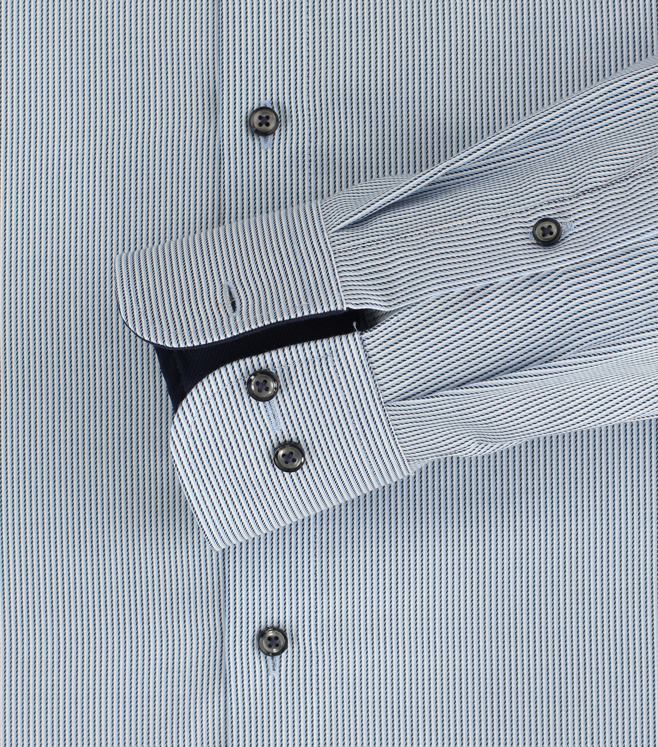 Ein Businesshemd im gestreift Muster in der Farbe Dunkelblau