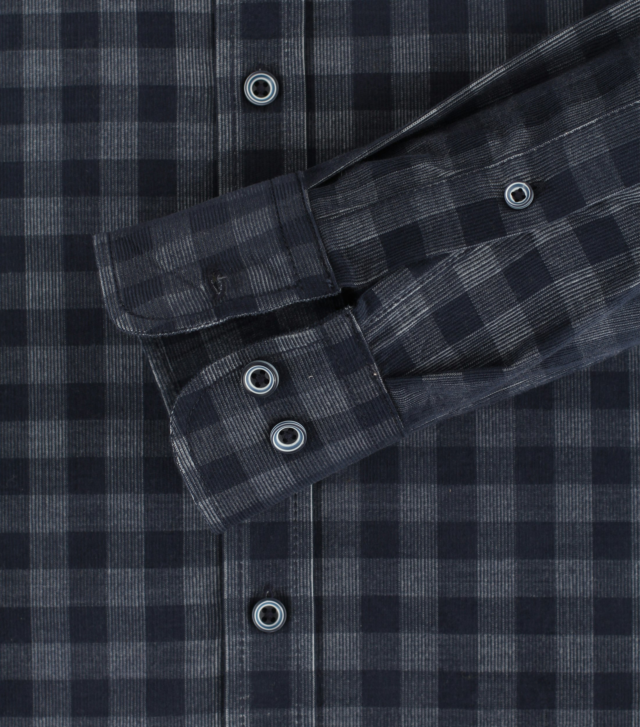 Ein Freizeithemd im kariert Muster in der Farbe Dunkelblau
