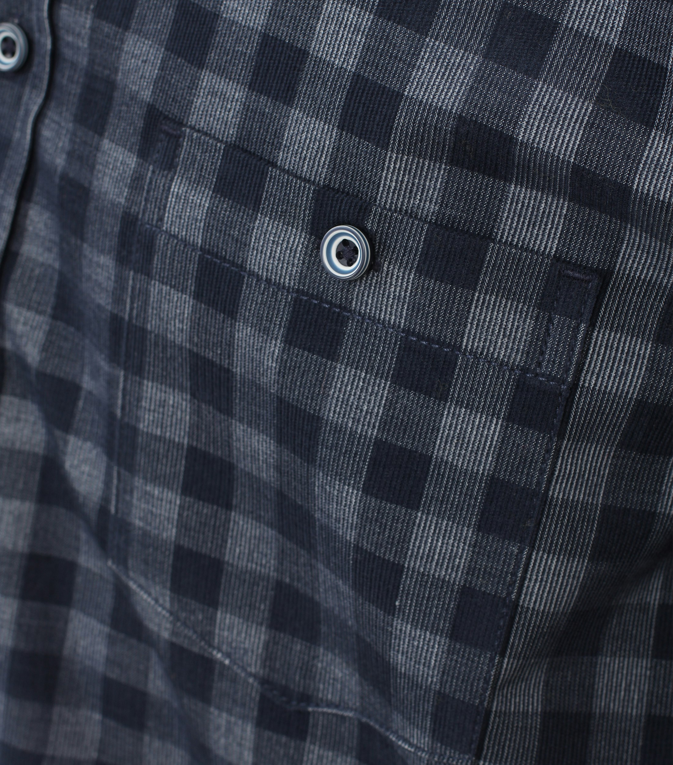 Ein Freizeithemd im kariert Muster in der Farbe Dunkelblau