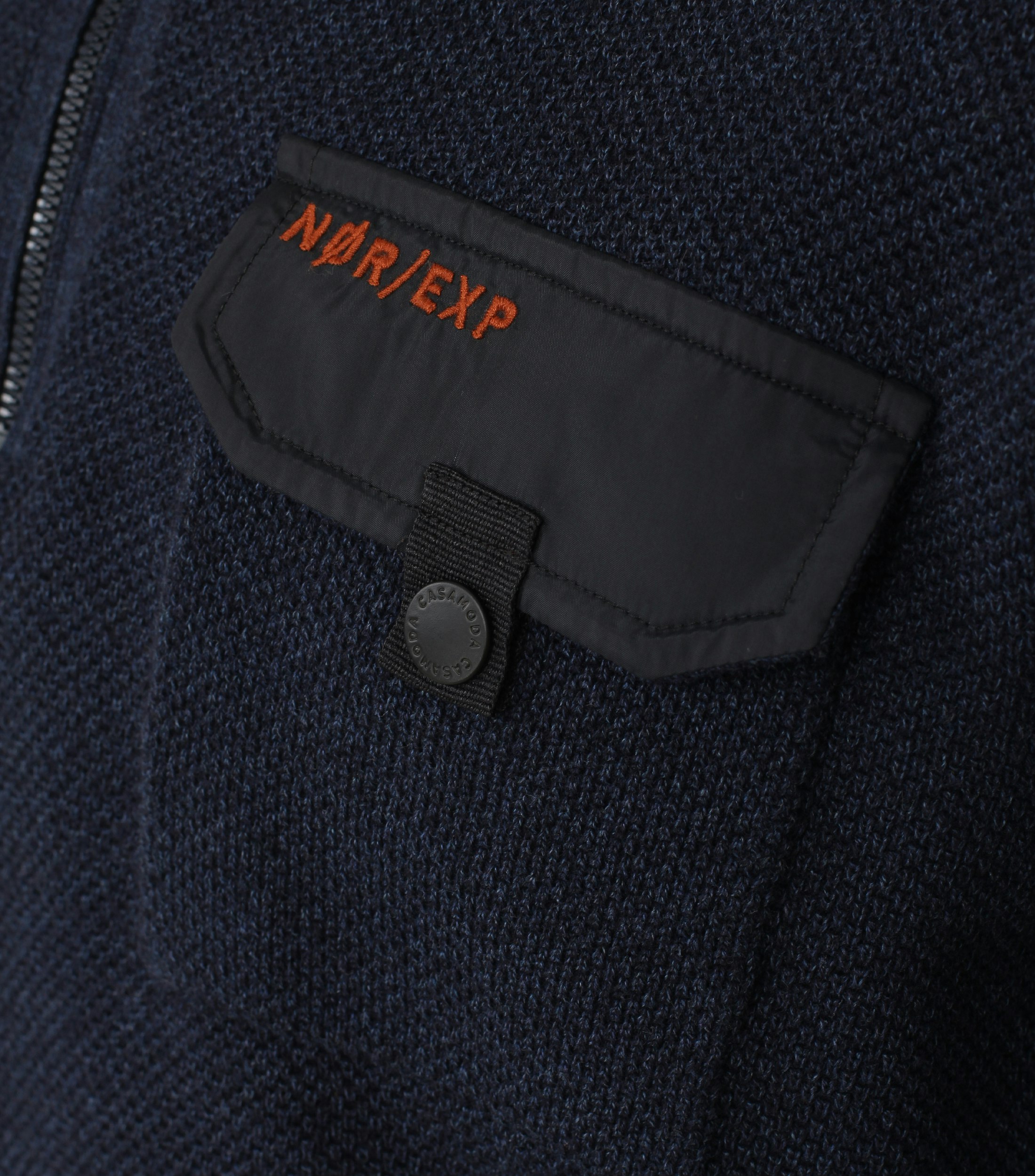 Ein Troyer im uni Muster in der Farbe Dunkelblau