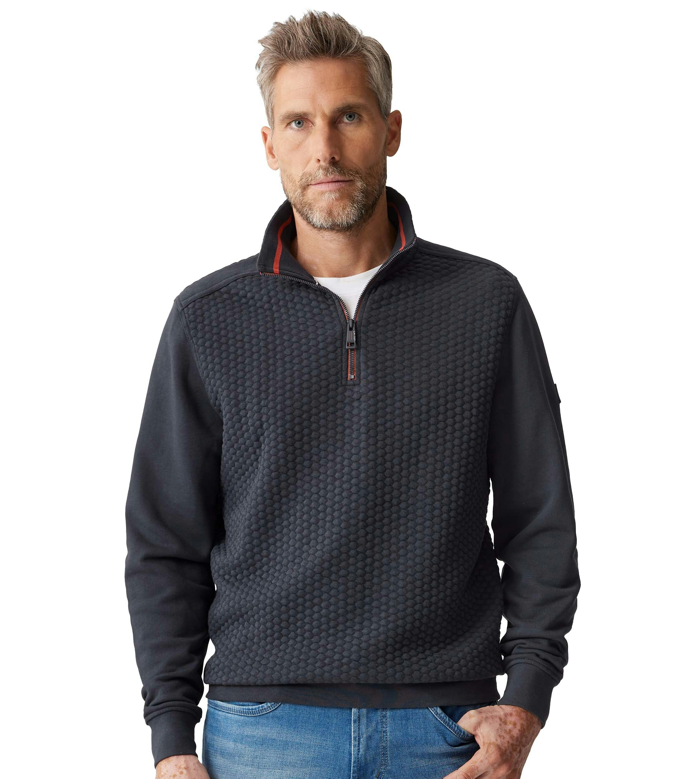 Ein Sweattroyer im uni Muster in der Farbe Dunkelblau