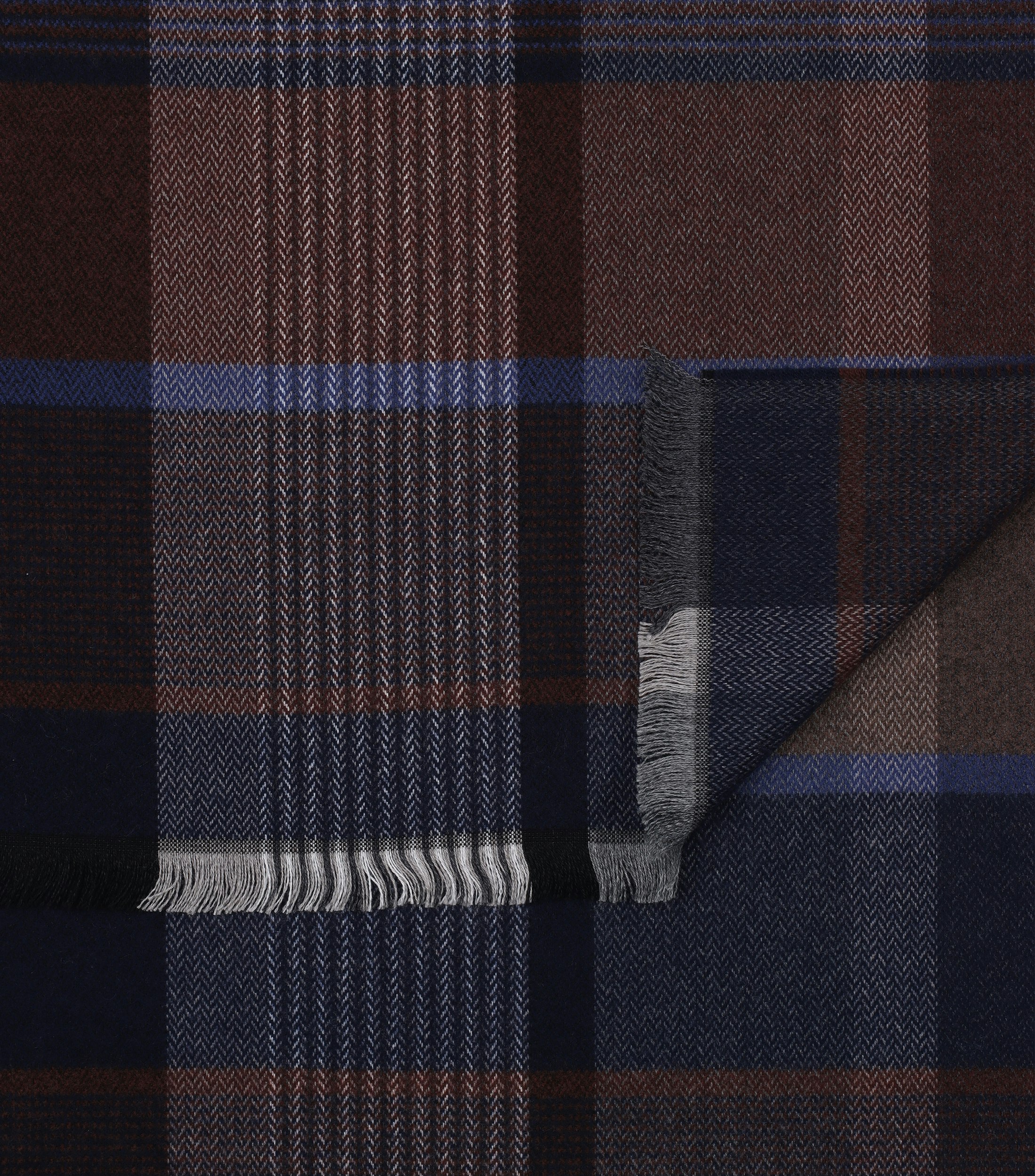 Ein Schal im uni Muster in der Farbe Braun