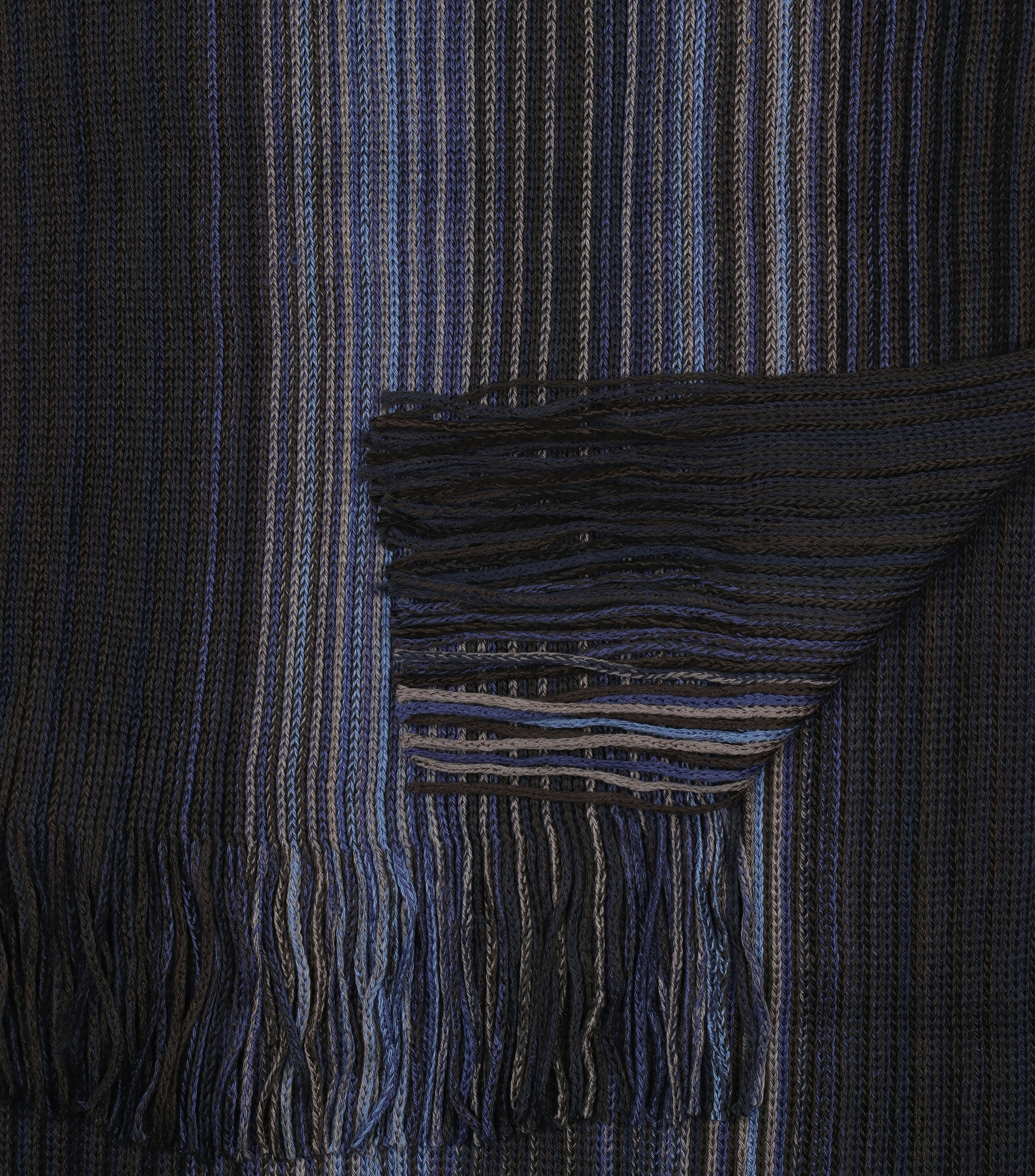 Ein Schal im uni Muster in der Farbe Mittelblau