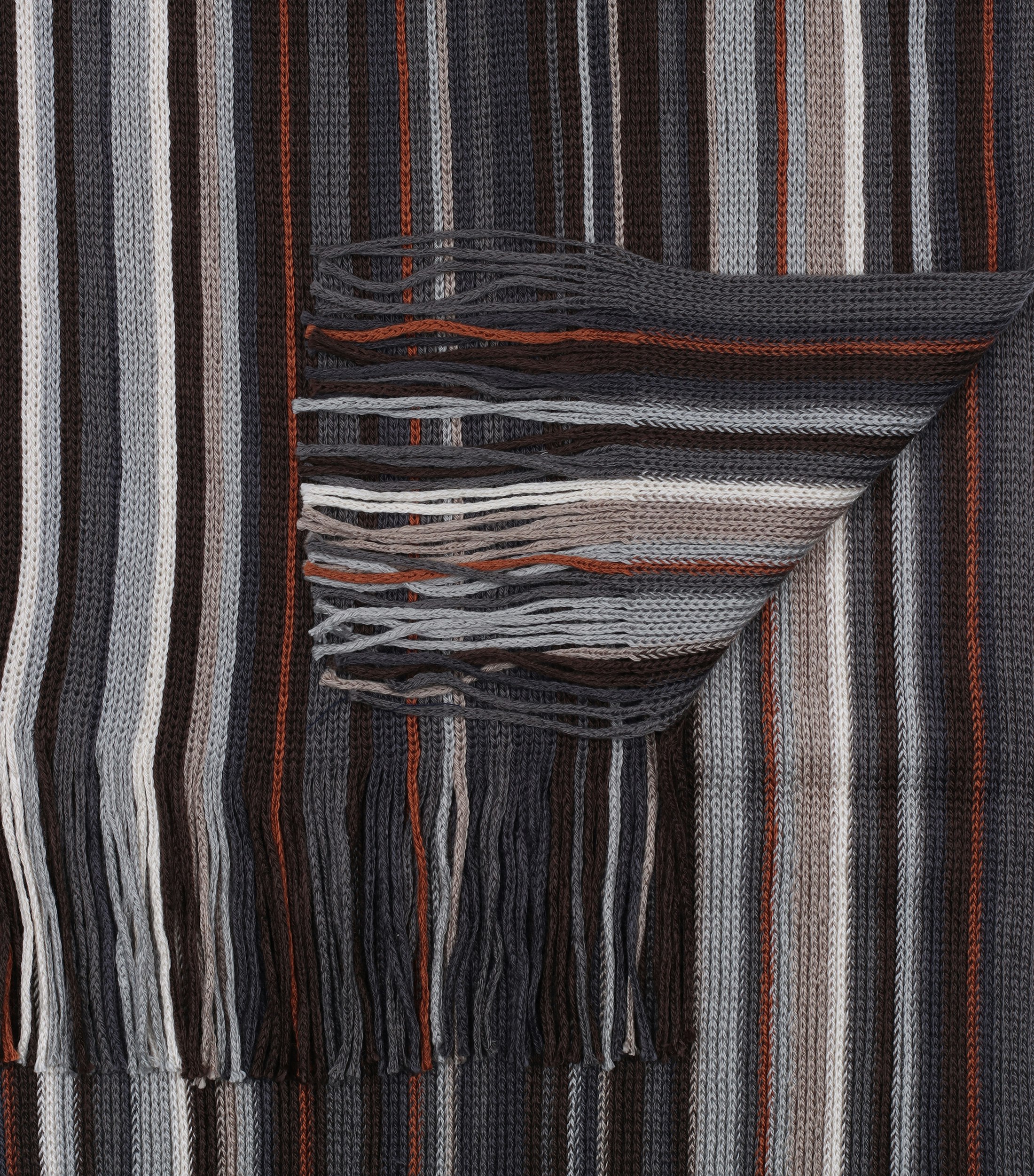 Ein Schal im uni Muster in der Farbe Braun