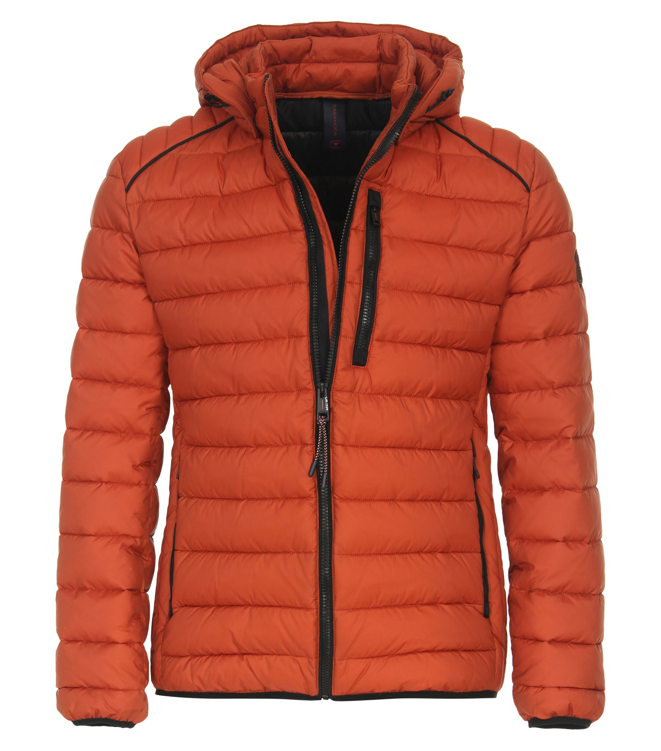 Das Model trägt eine Jacke im uni Muster in der Farbe Dunkelorange