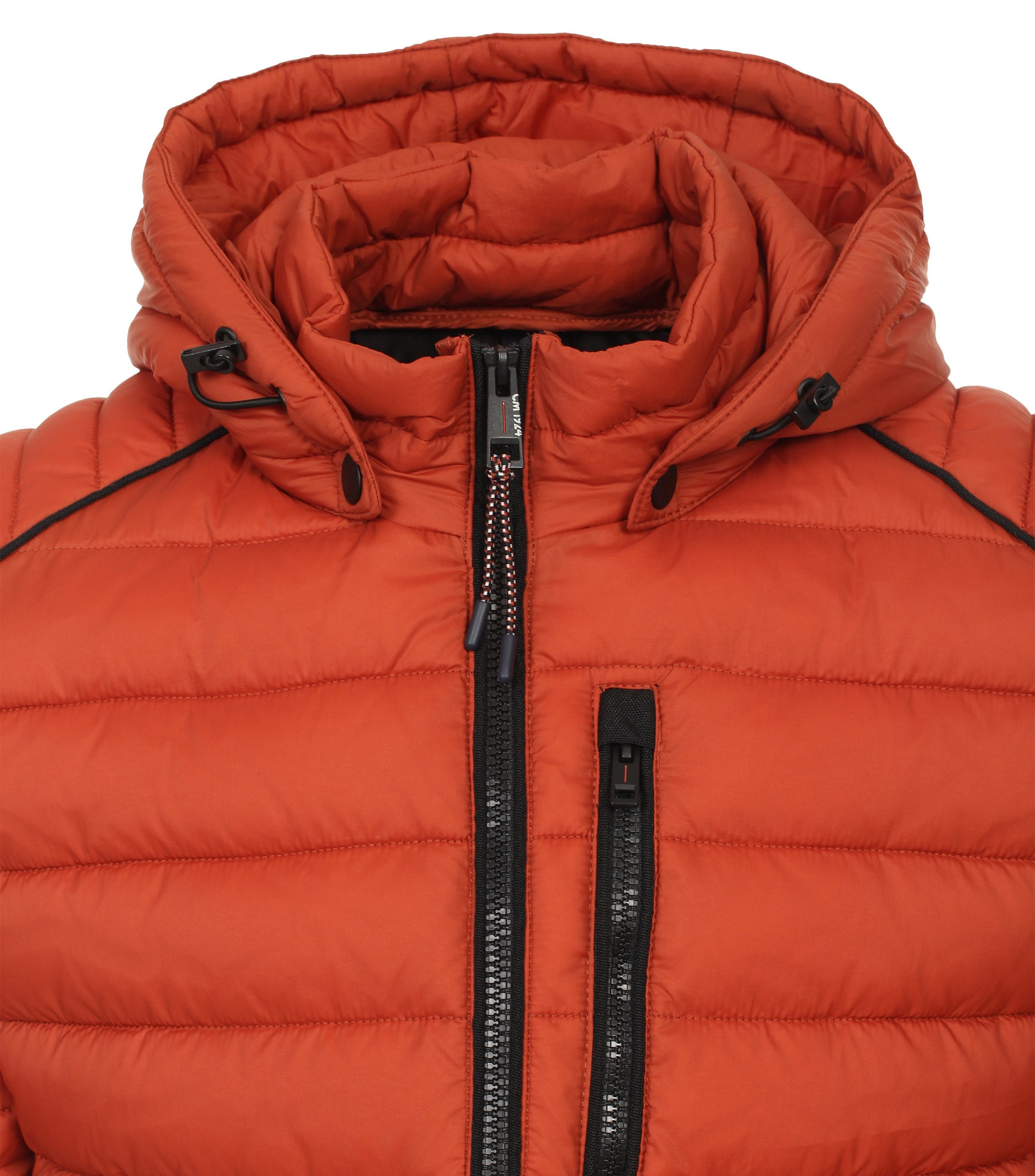 Das Model trägt eine Jacke im uni Muster in der Farbe Dunkelorange