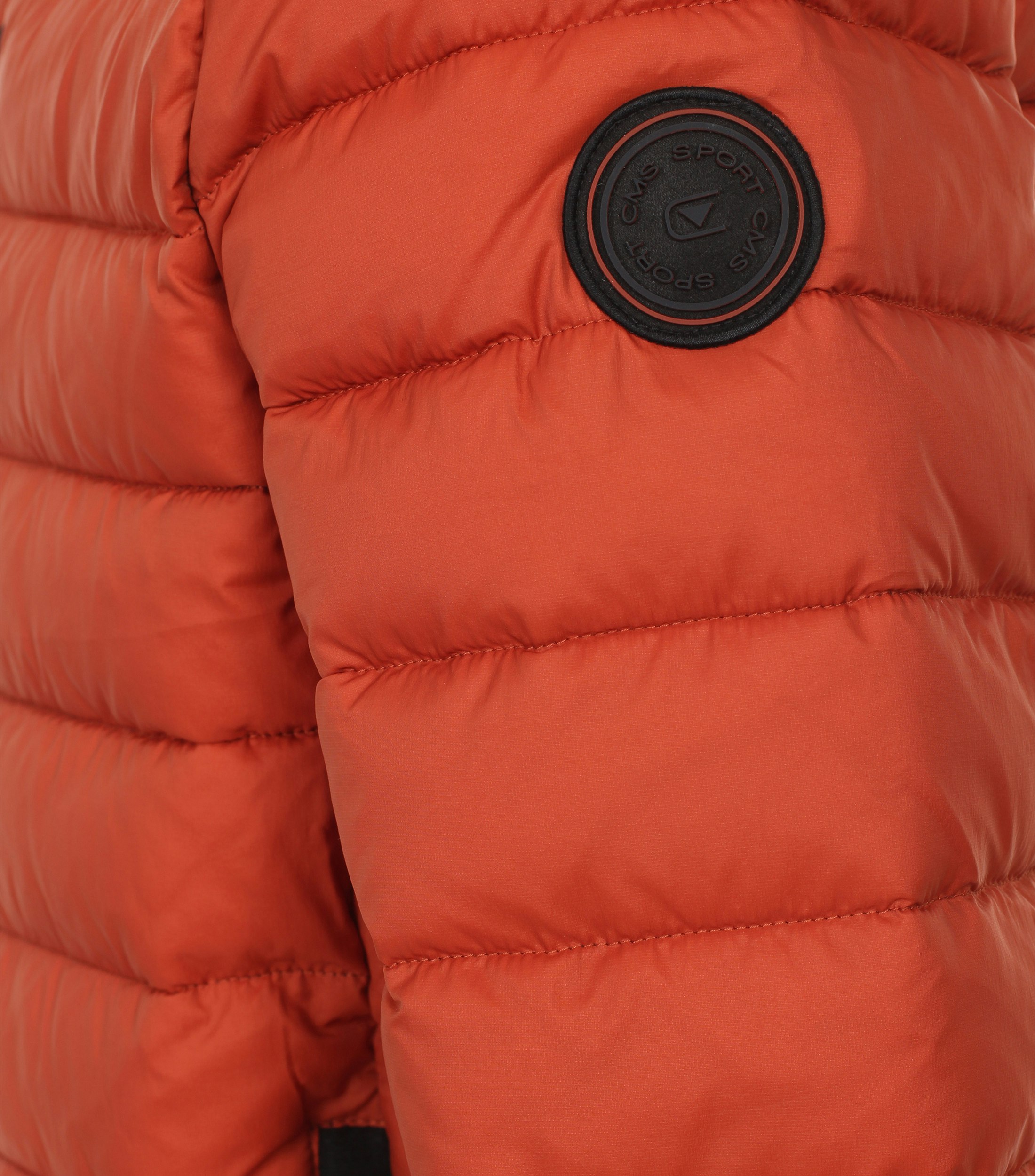 Das Model trägt eine Jacke im uni Muster in der Farbe Dunkelorange