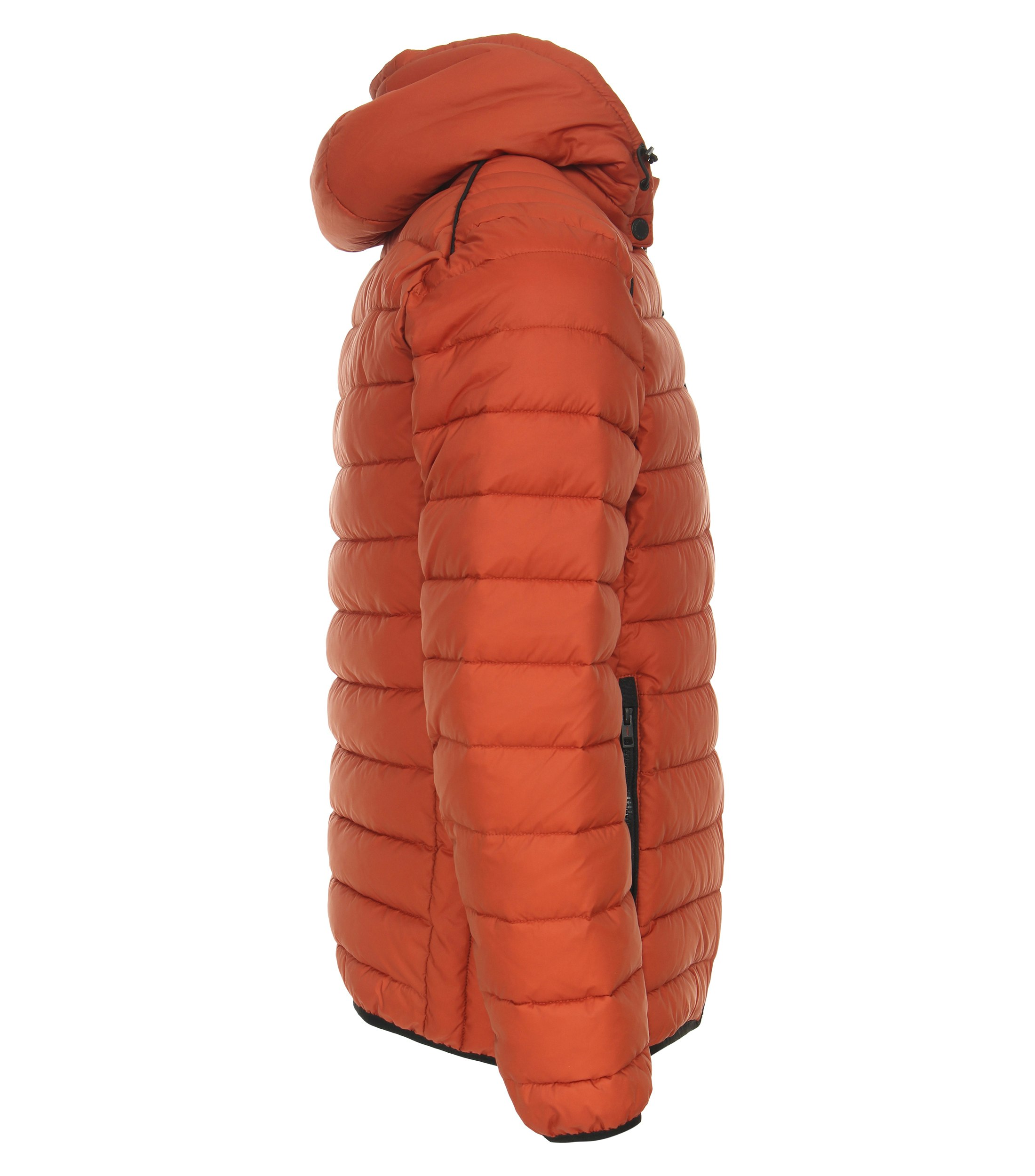 Das Model trägt eine Jacke im uni Muster in der Farbe Dunkelorange