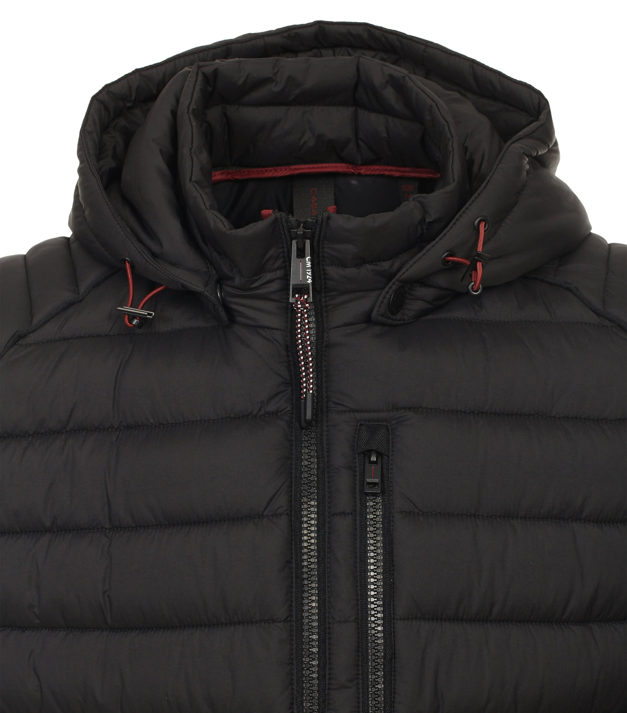 Das Model trägt eine Jacke im uni Muster in der Farbe Schwarz