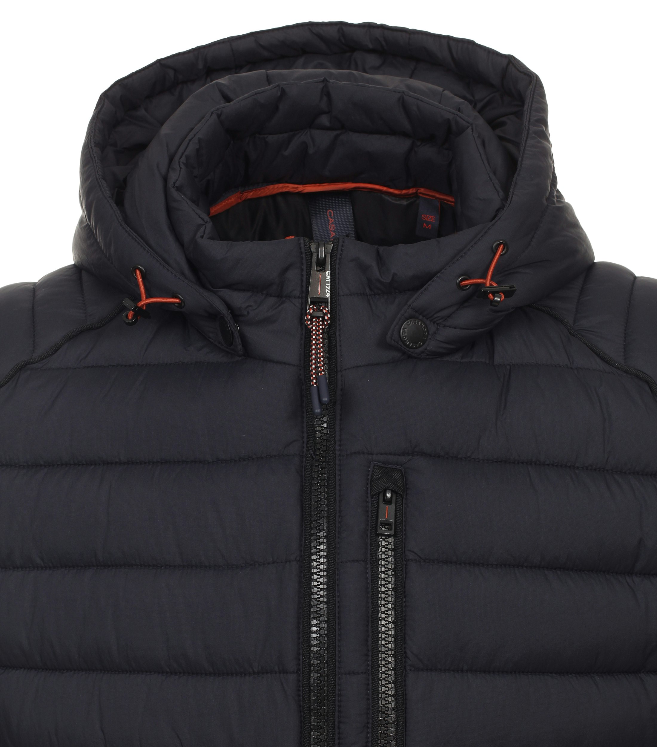Das Model trägt eine Jacke im uni Muster in der Farbe Dunkelblau