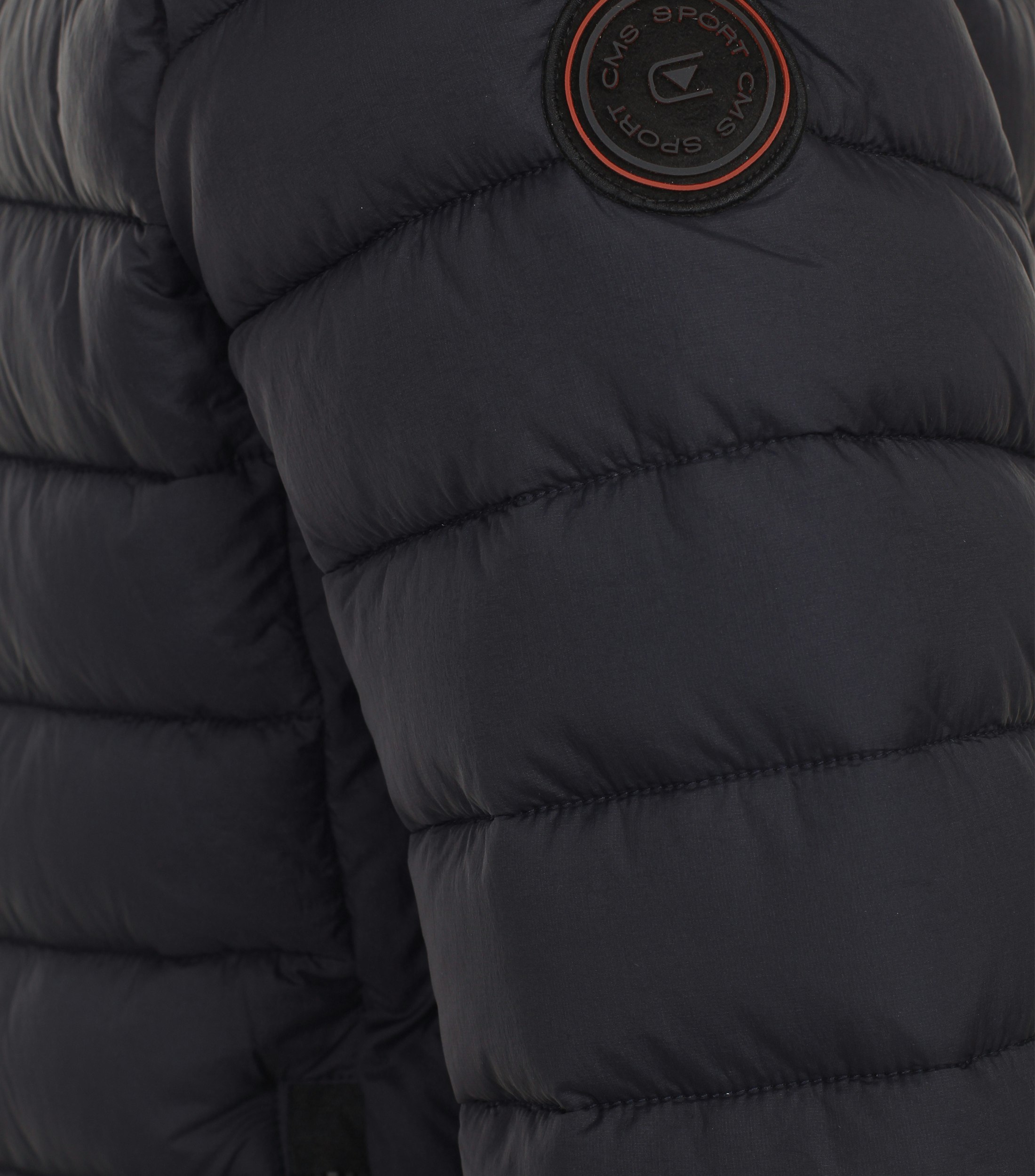 Das Model trägt eine Jacke im uni Muster in der Farbe Dunkelblau