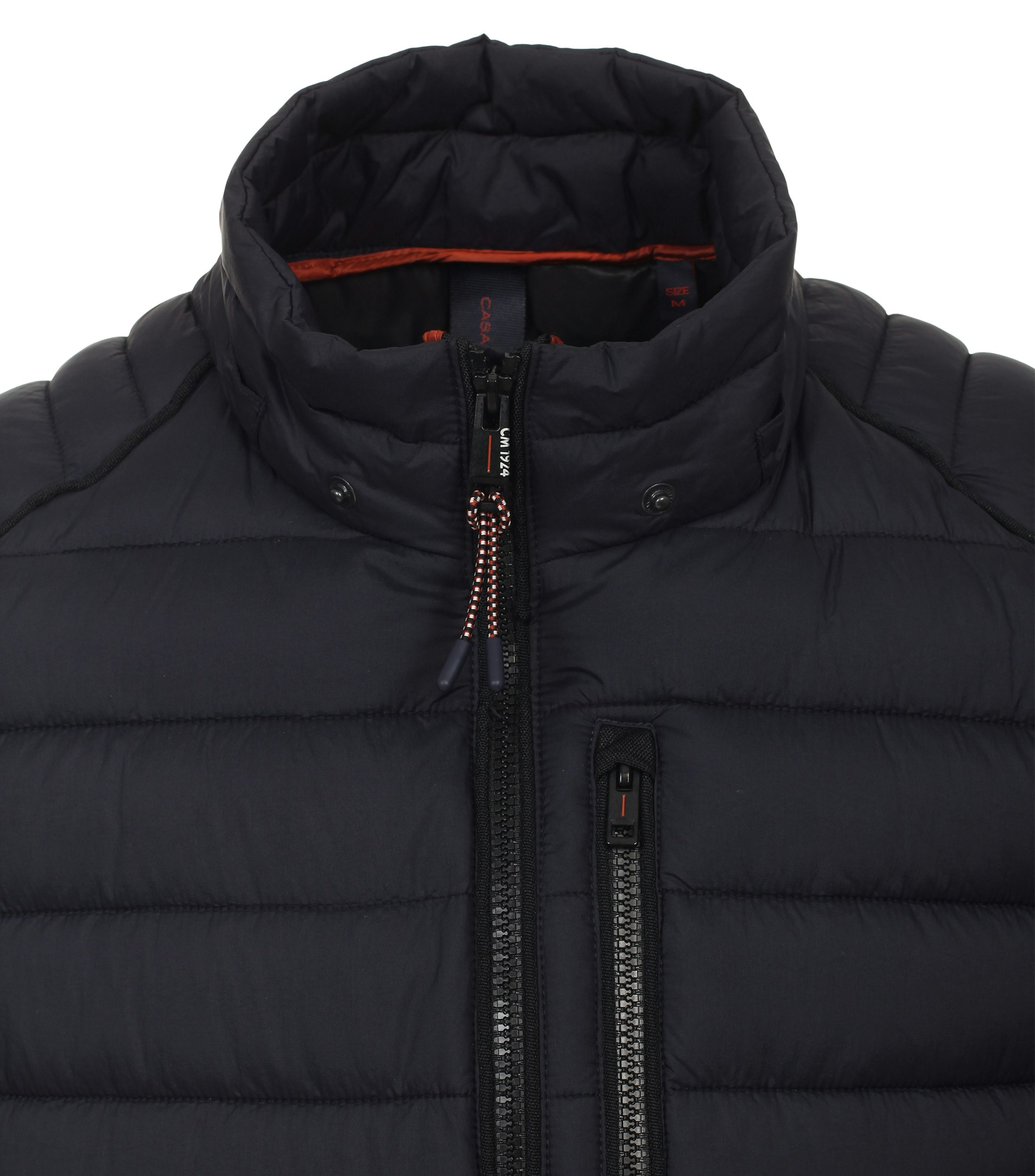 Das Model trägt eine Jacke im uni Muster in der Farbe Dunkelblau