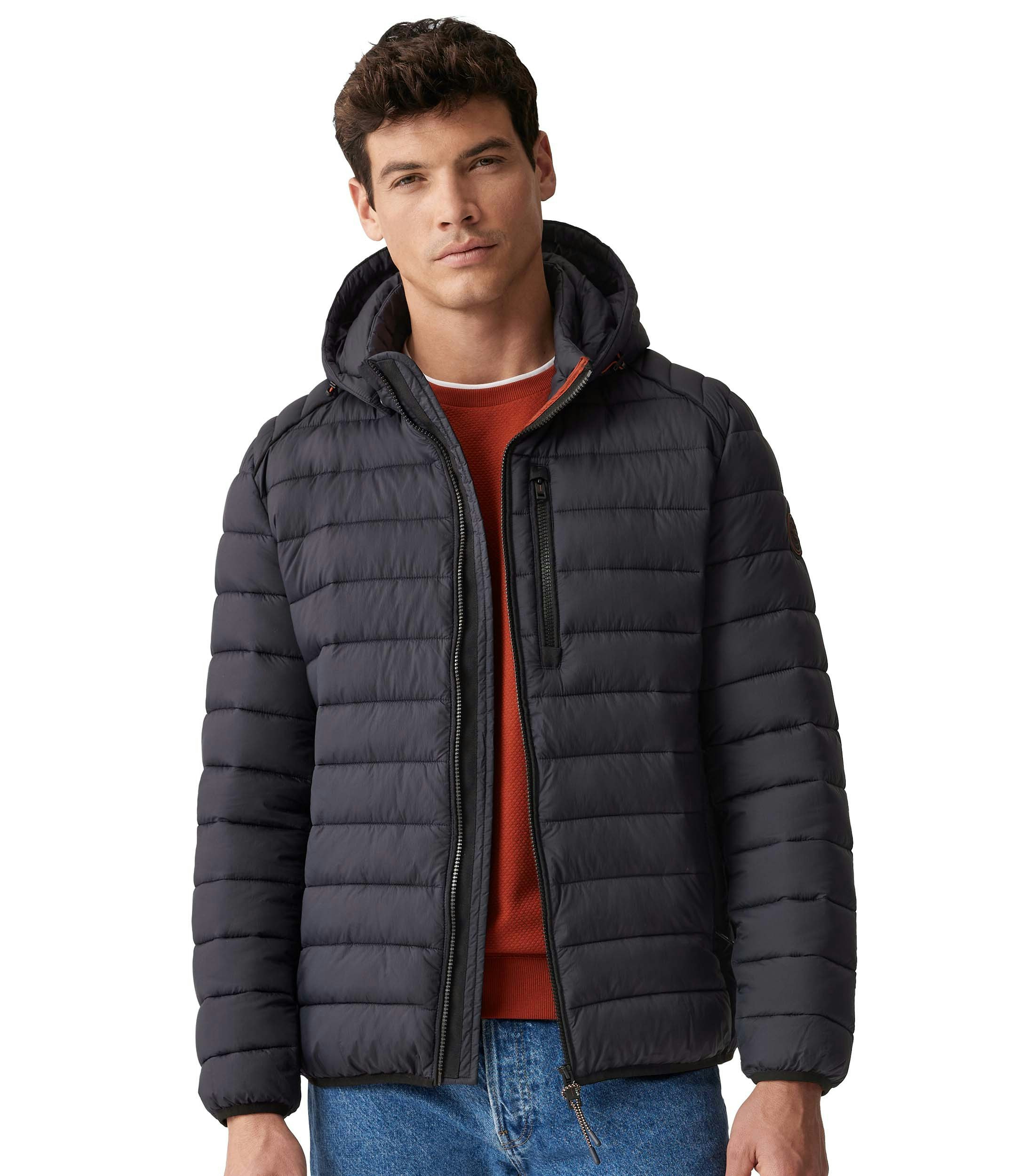 Das Model trägt eine Jacke im uni Muster in der Farbe Dunkelblau