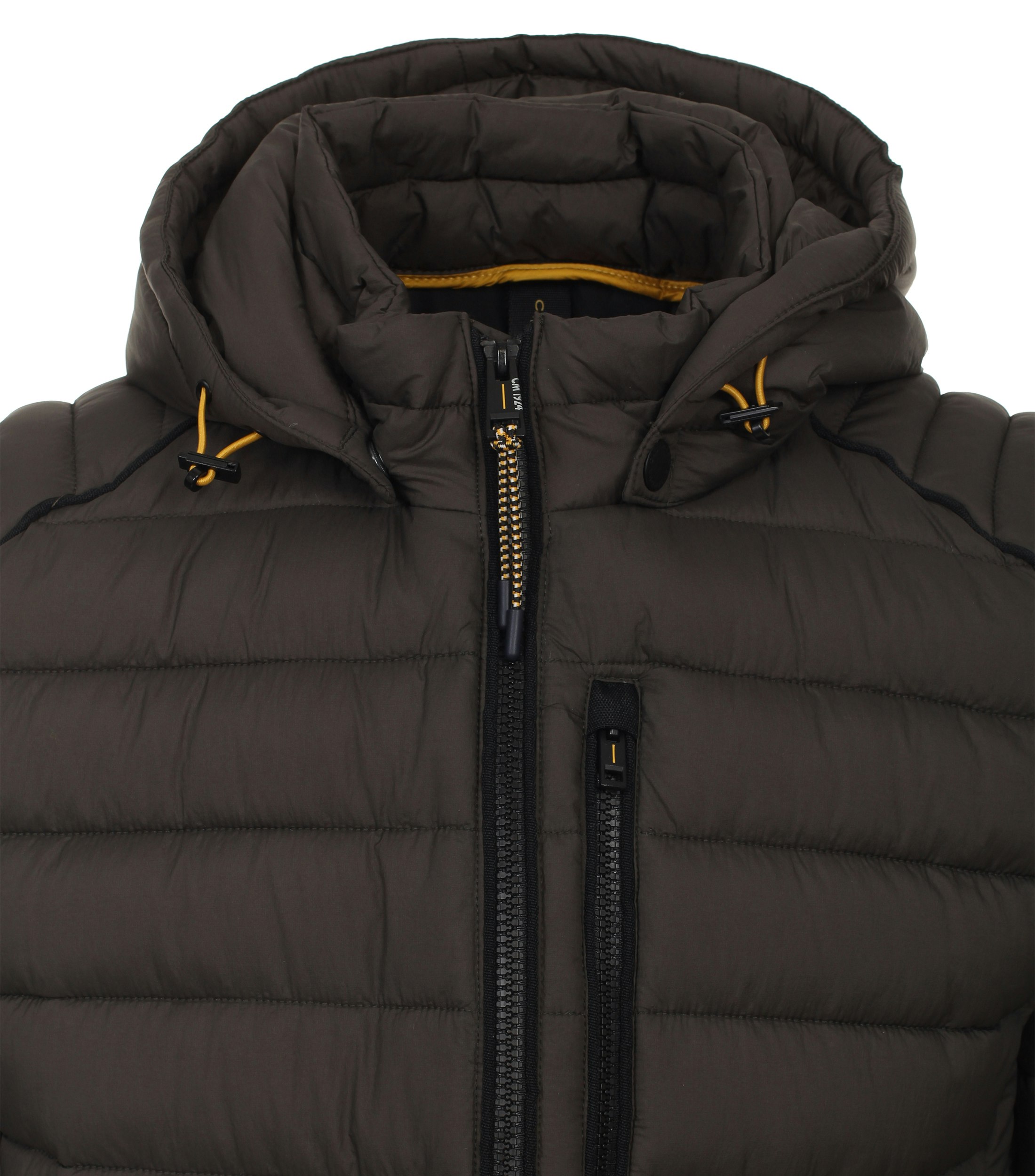 Das Model trägt eine Jacke im uni Muster in der Farbe Dunkelgrün