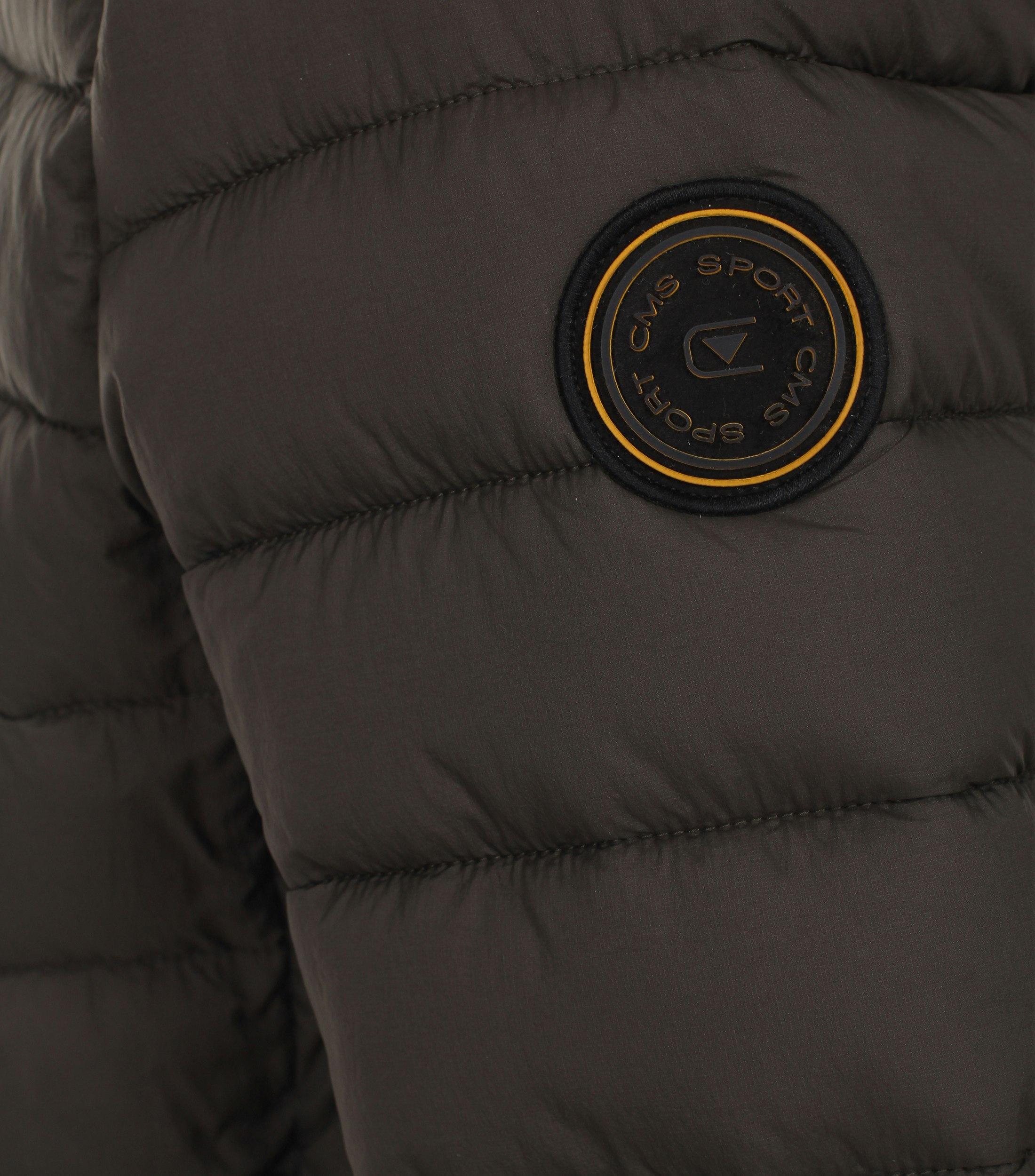 Das Model trägt eine Jacke im uni Muster in der Farbe Dunkelgrün