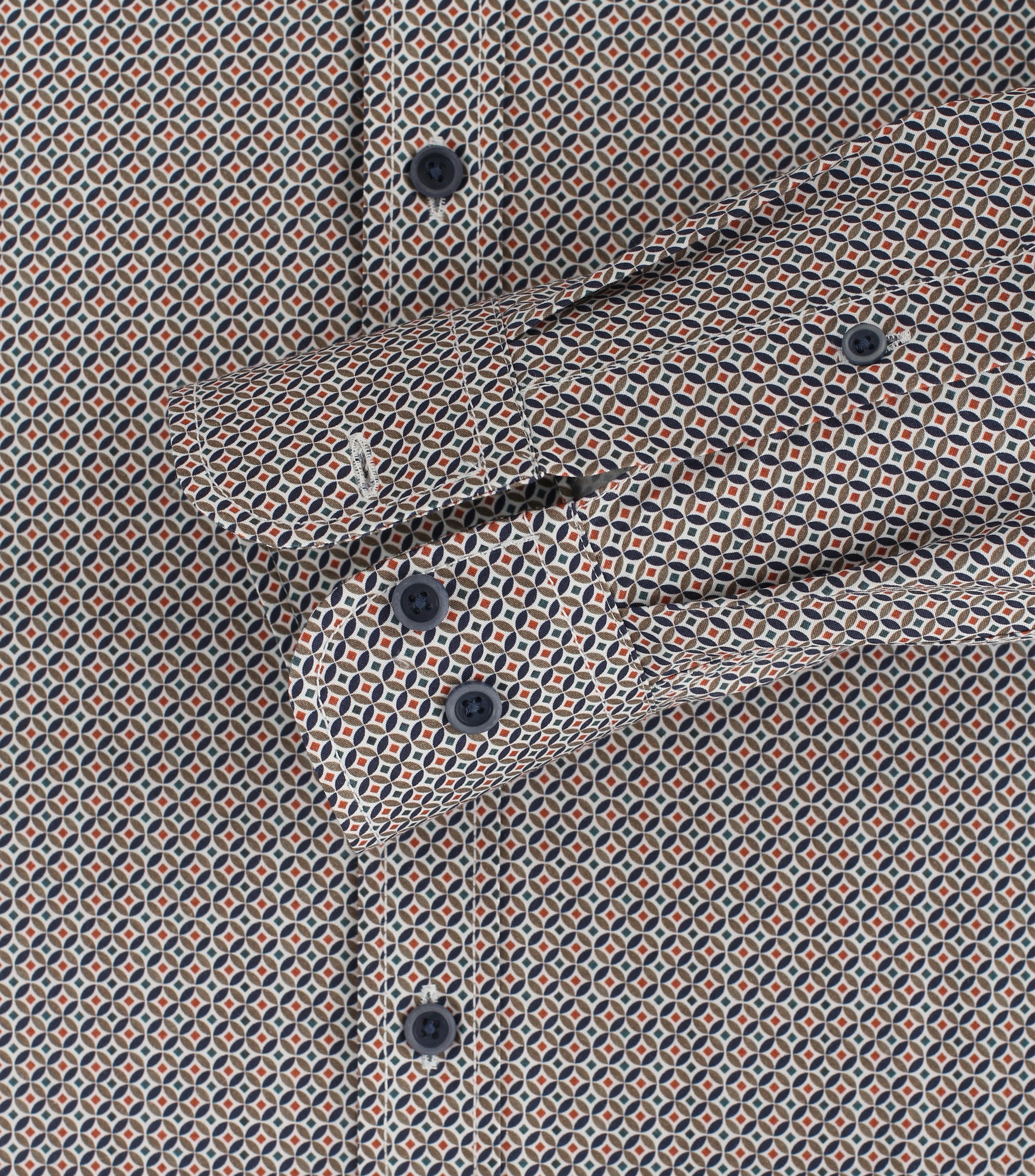 Ein Freizeithemd im Print Muster in der Farbe Hellbraun