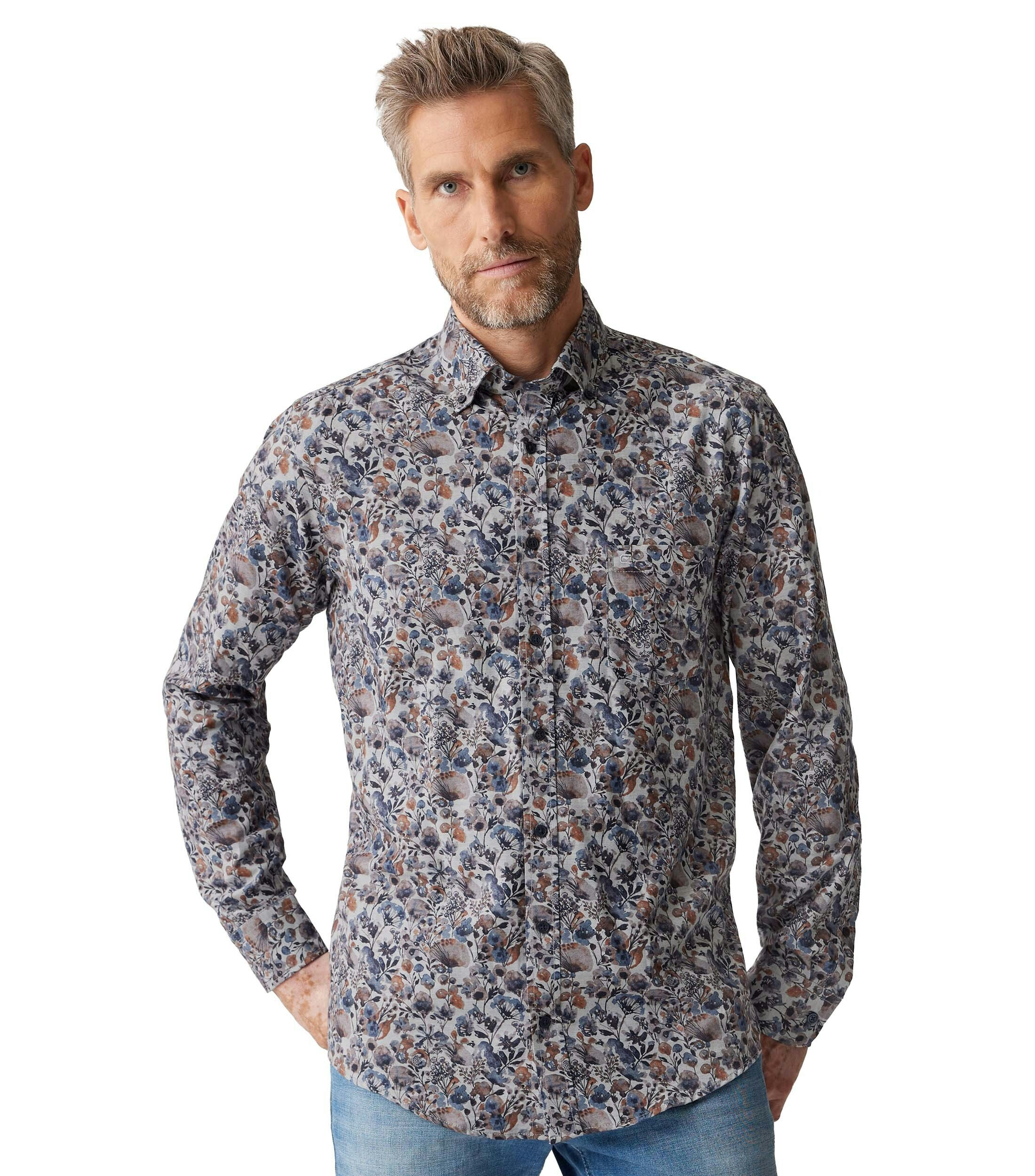 Ein Freizeithemd im Print Muster in der Farbe Hellbraun