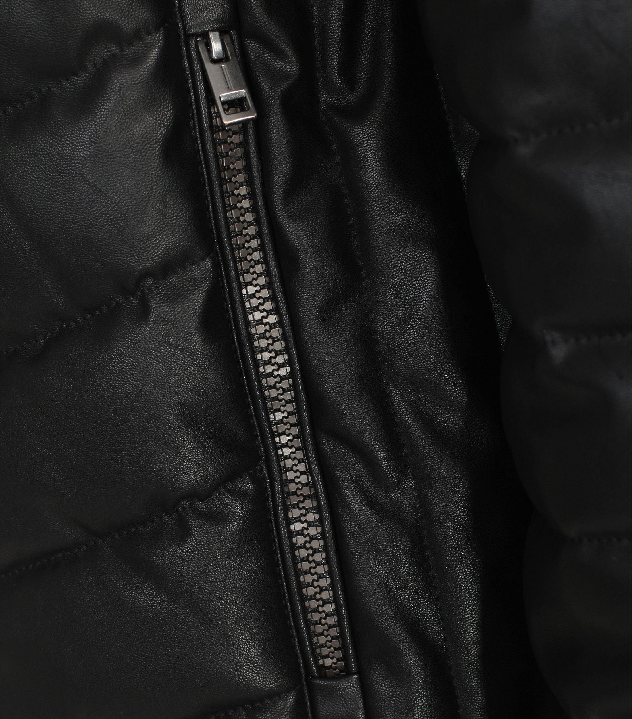 Steppjacke im unifarbenen Design in der Farbe Schwarz