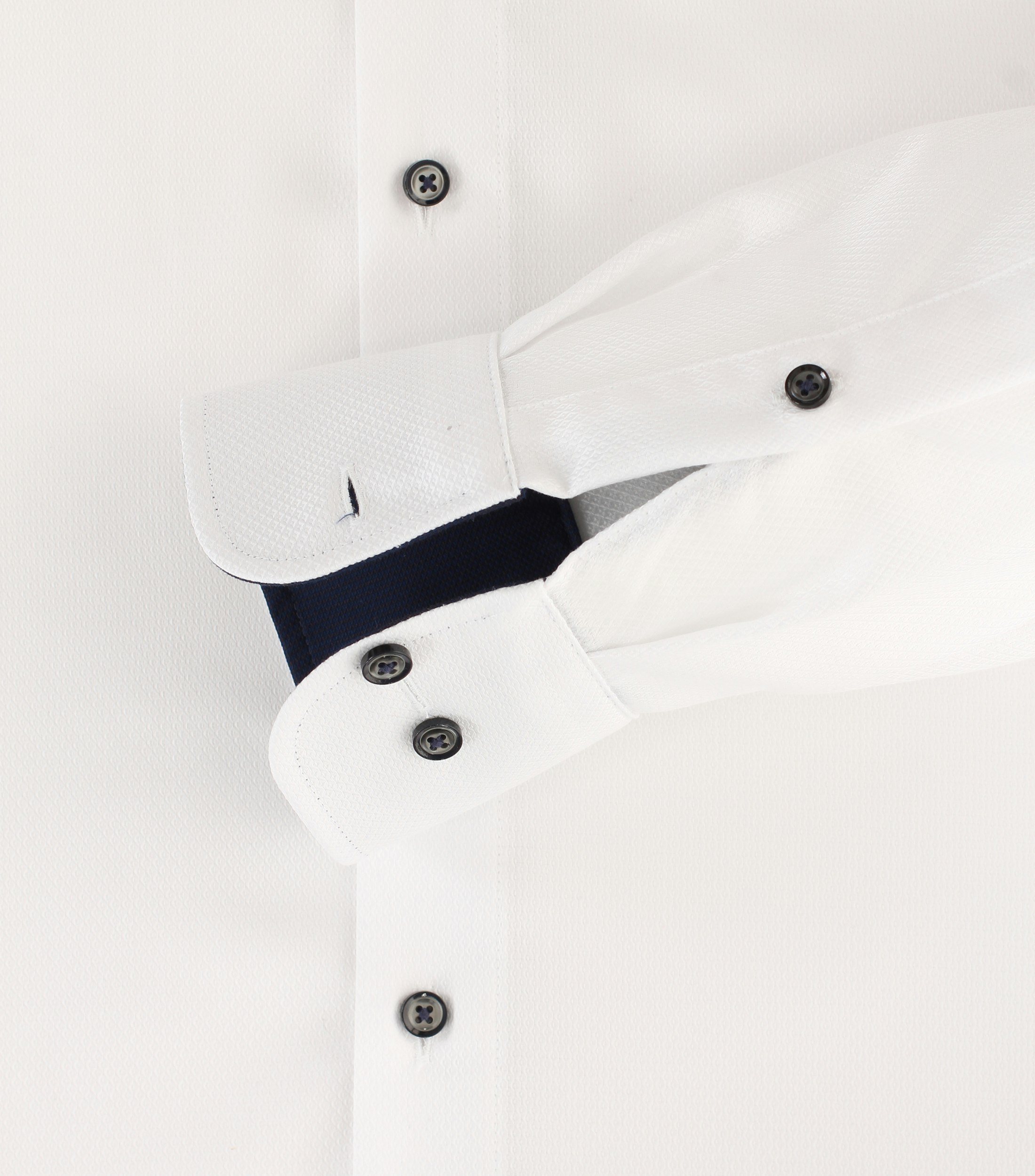 Ein Businesshemd im uni Muster in der Farbe Weiß