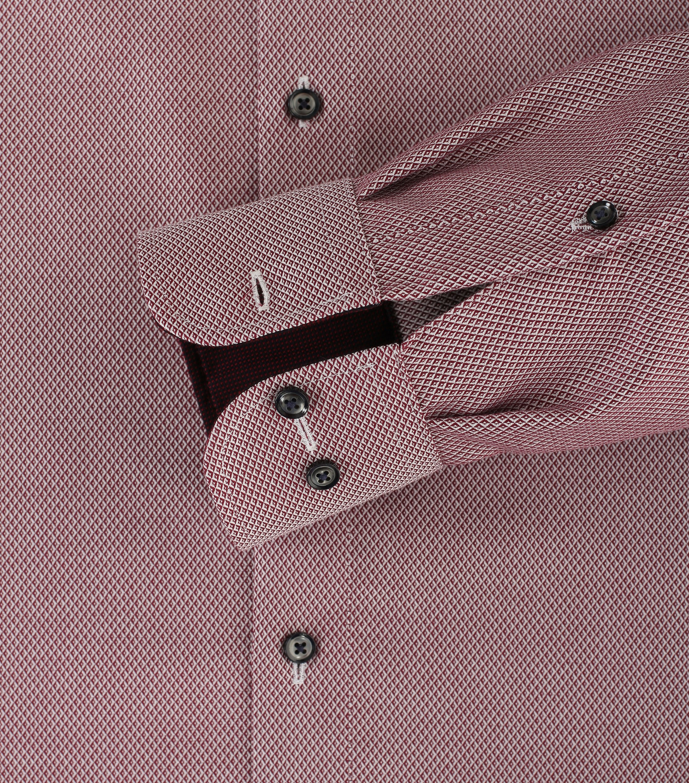 Ein Businesshemd im uni Muster in der Farbe Dunkelrot