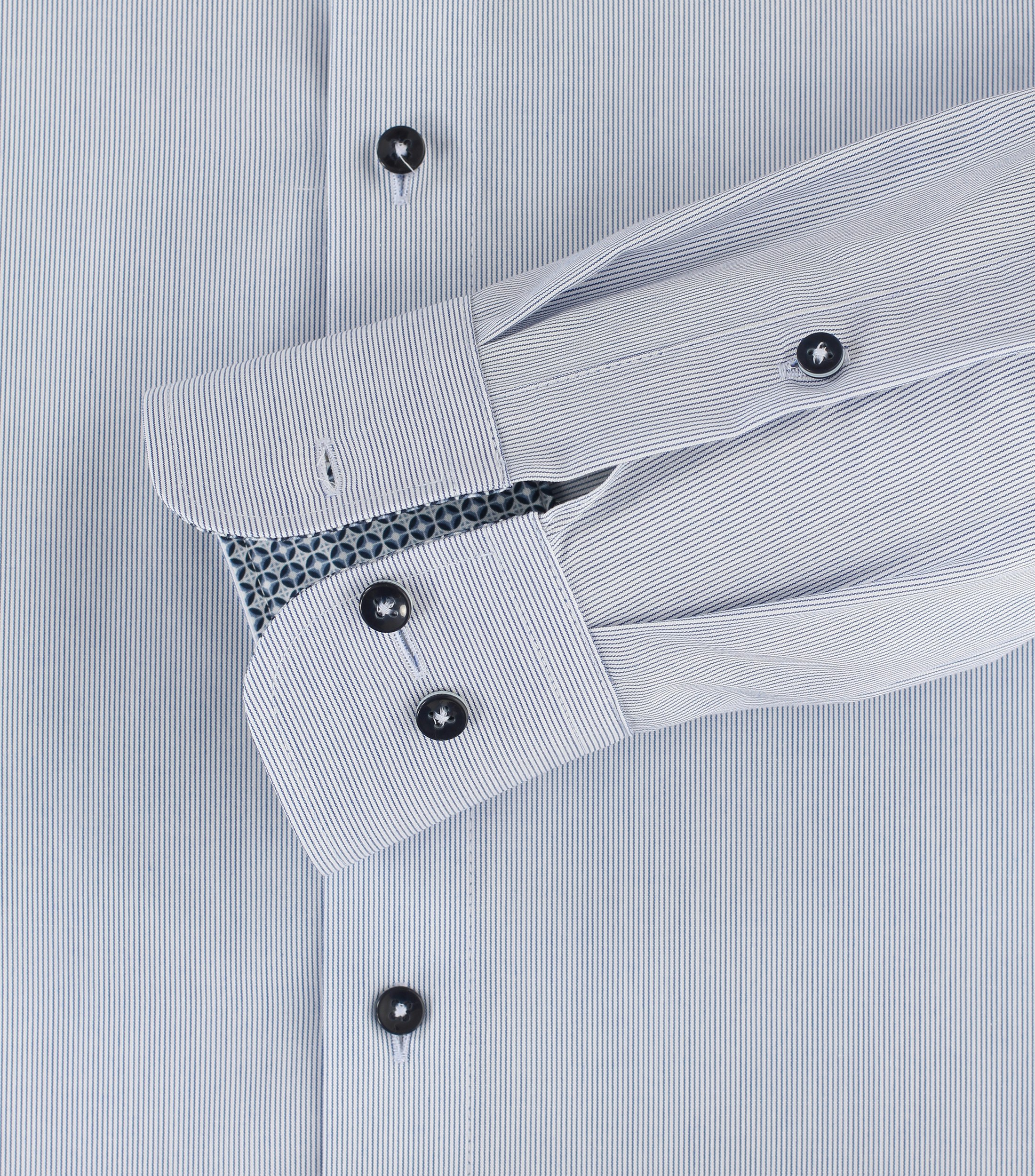 Ein Businesshemd im gestreift Muster in der Farbe Mittelblau