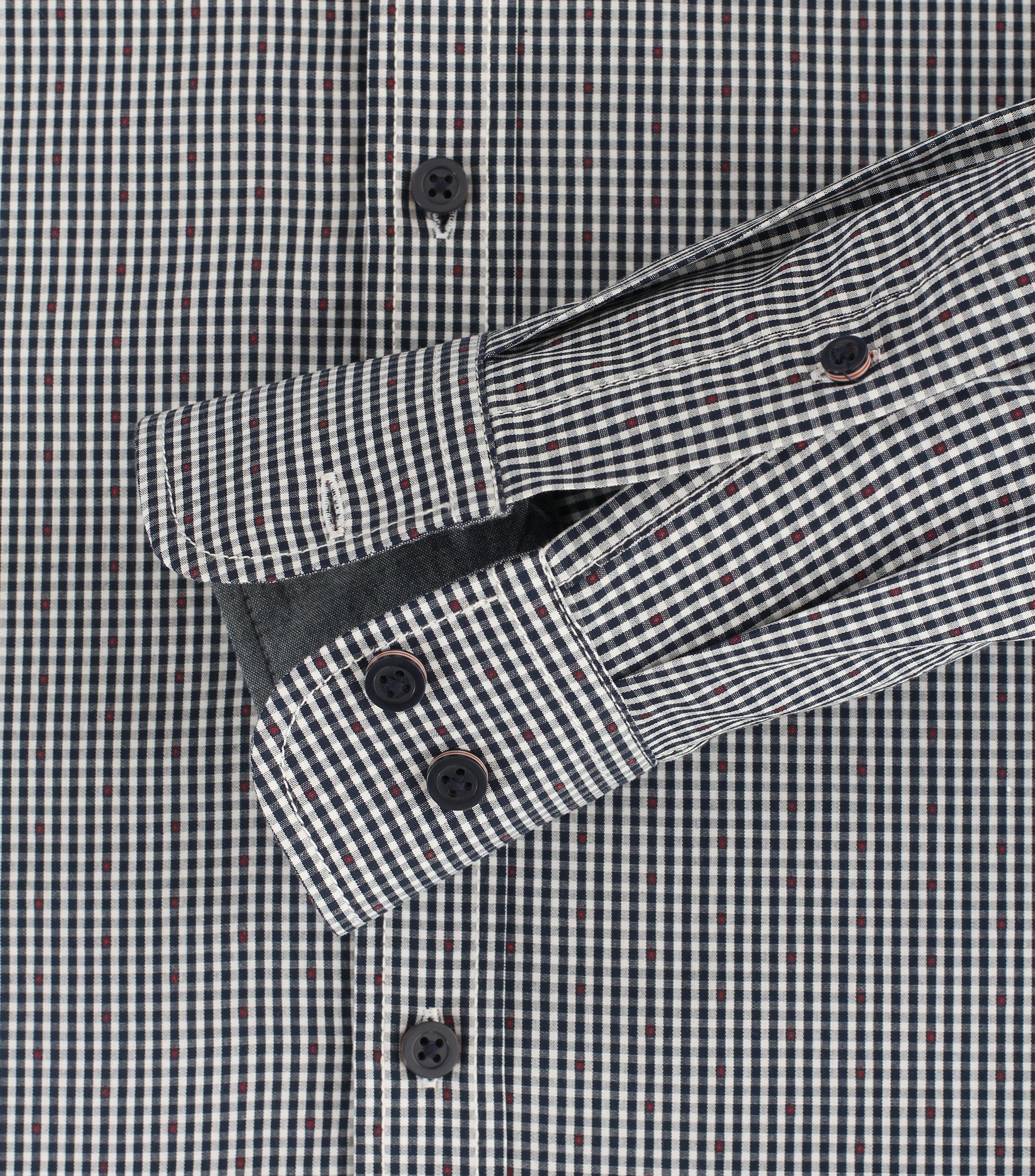 Ein Freizeithemd im kariert Muster in der Farbe Dunkelblau