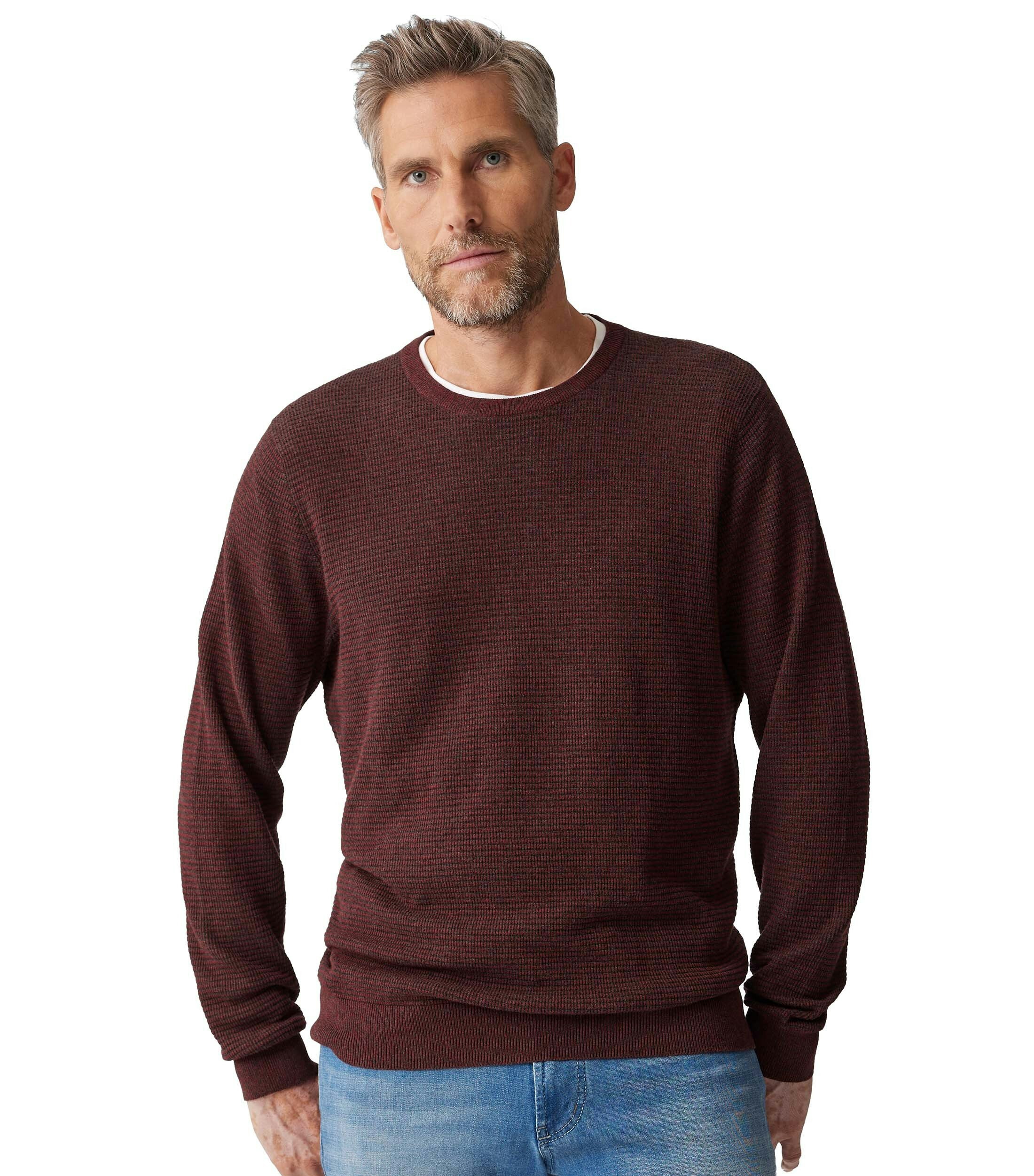 Ein Pullover im uni Muster in der Farbe Dunkelrot