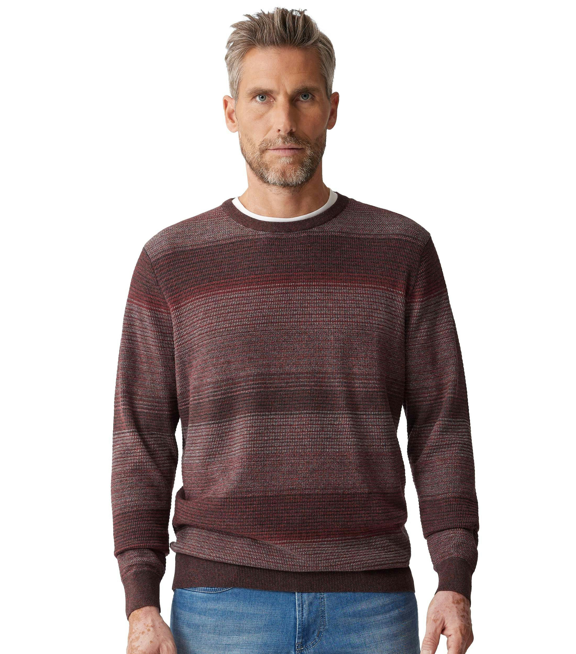Ein Pullover im gestreift Muster in der Farbe Dunkelrot