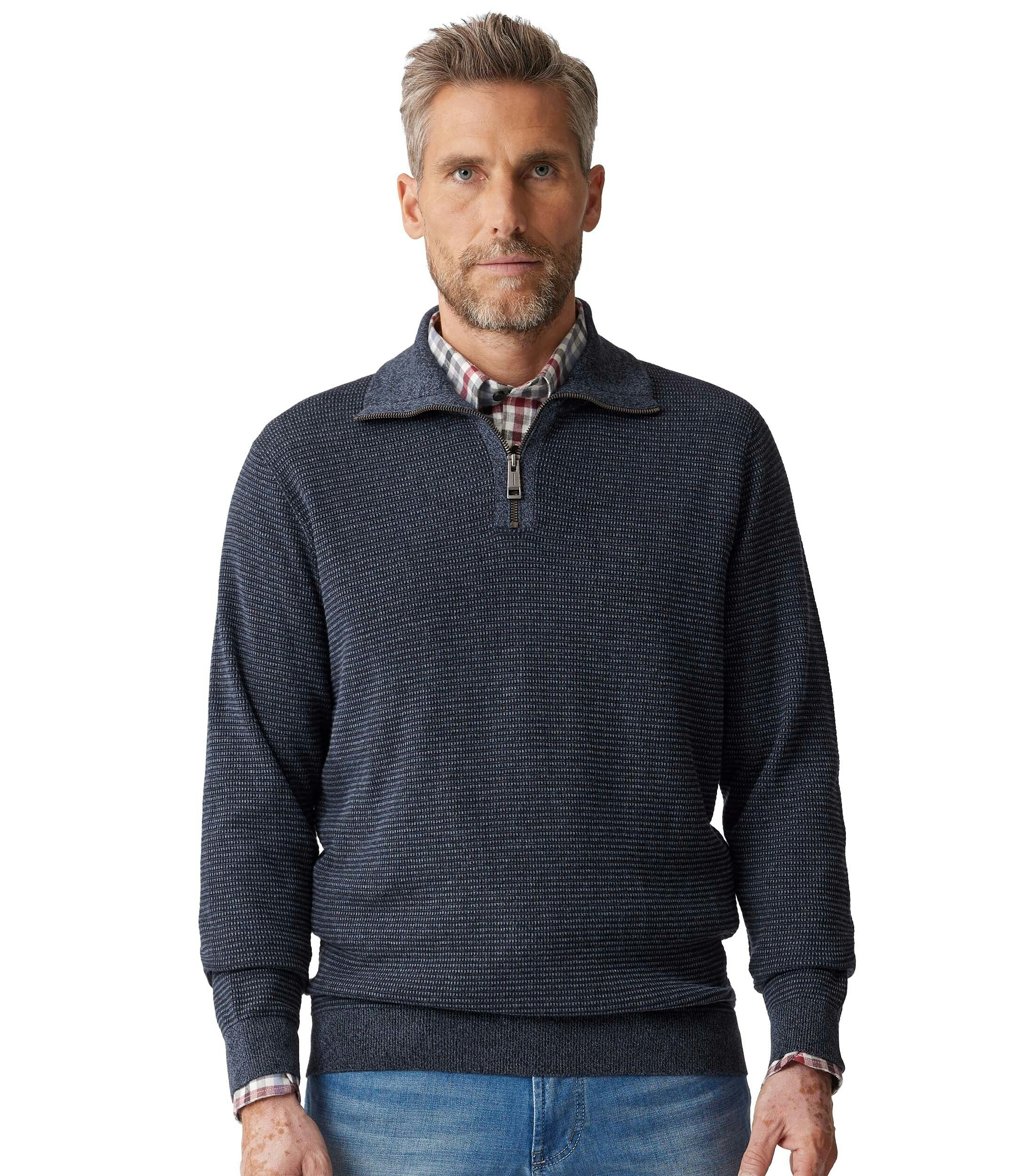 Ein Troyer im uni Muster in der Farbe Dunkelblau