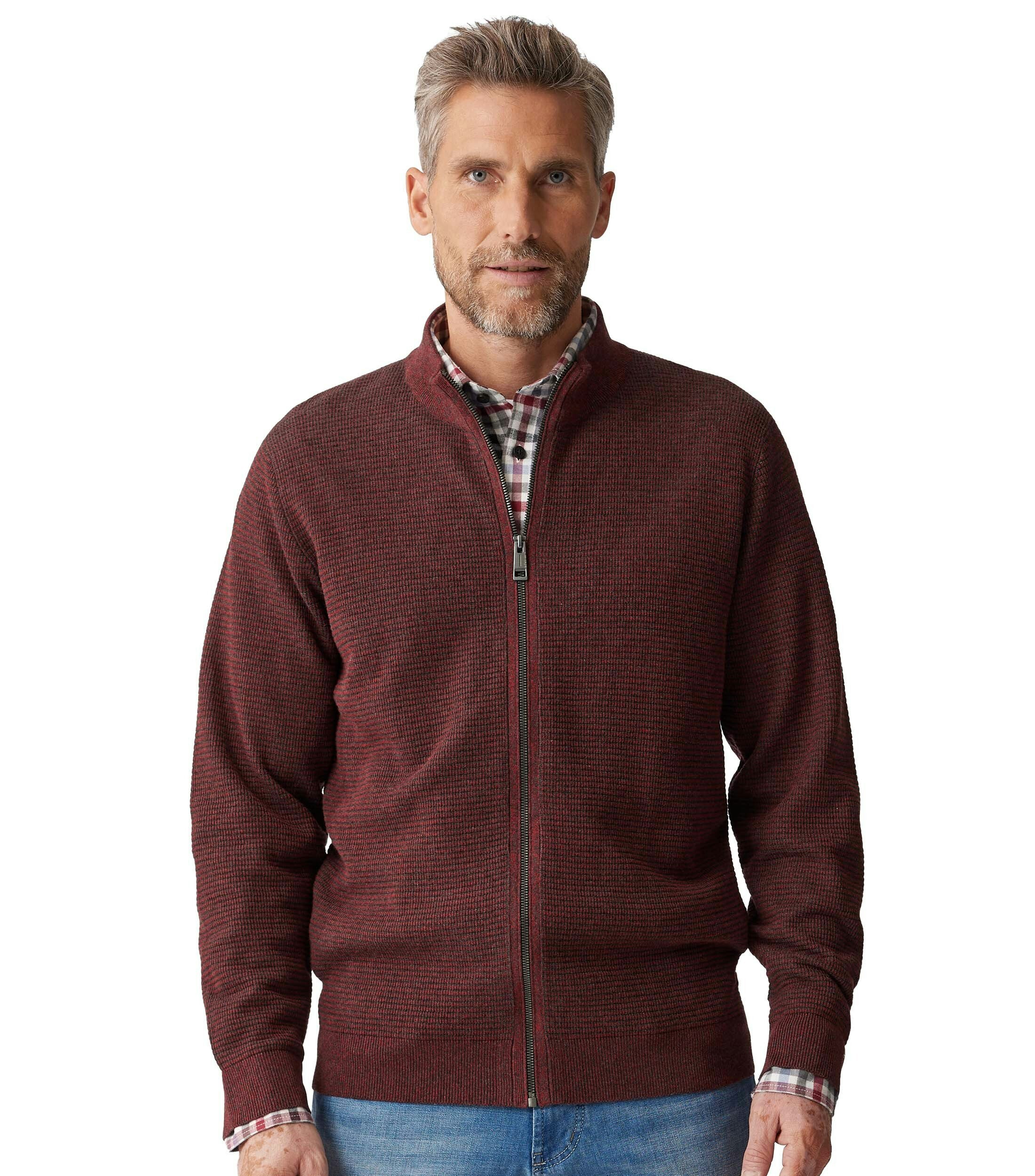 Ein Strickjacke im uni Muster in der Farbe Dunkelrot