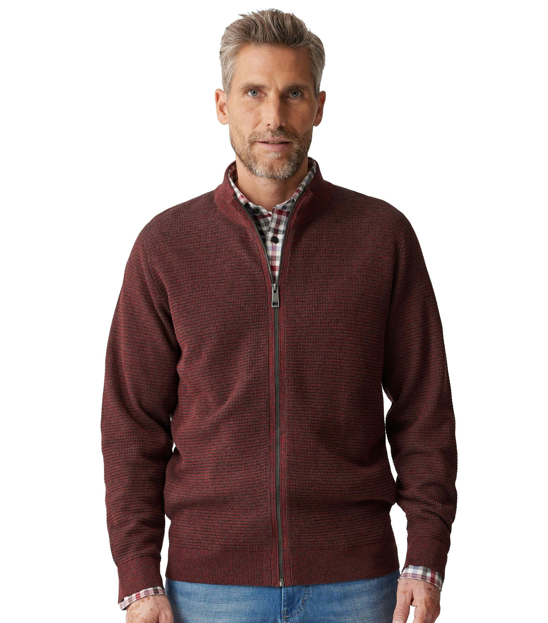 Ein Strickjacke im uni Muster in der Farbe Dunkelrot