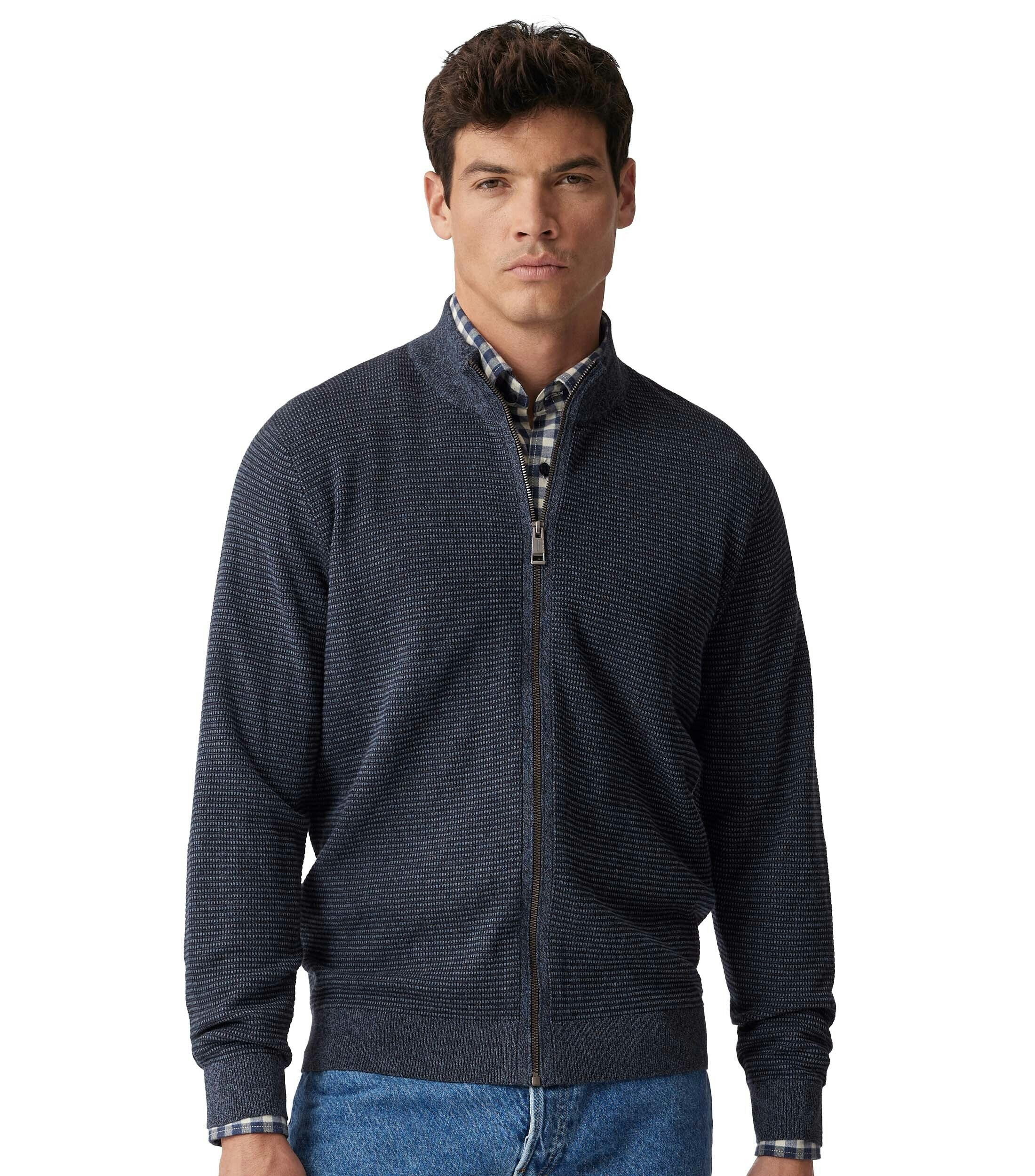 Ein Strickjacke im uni Muster in der Farbe Dunkelblau