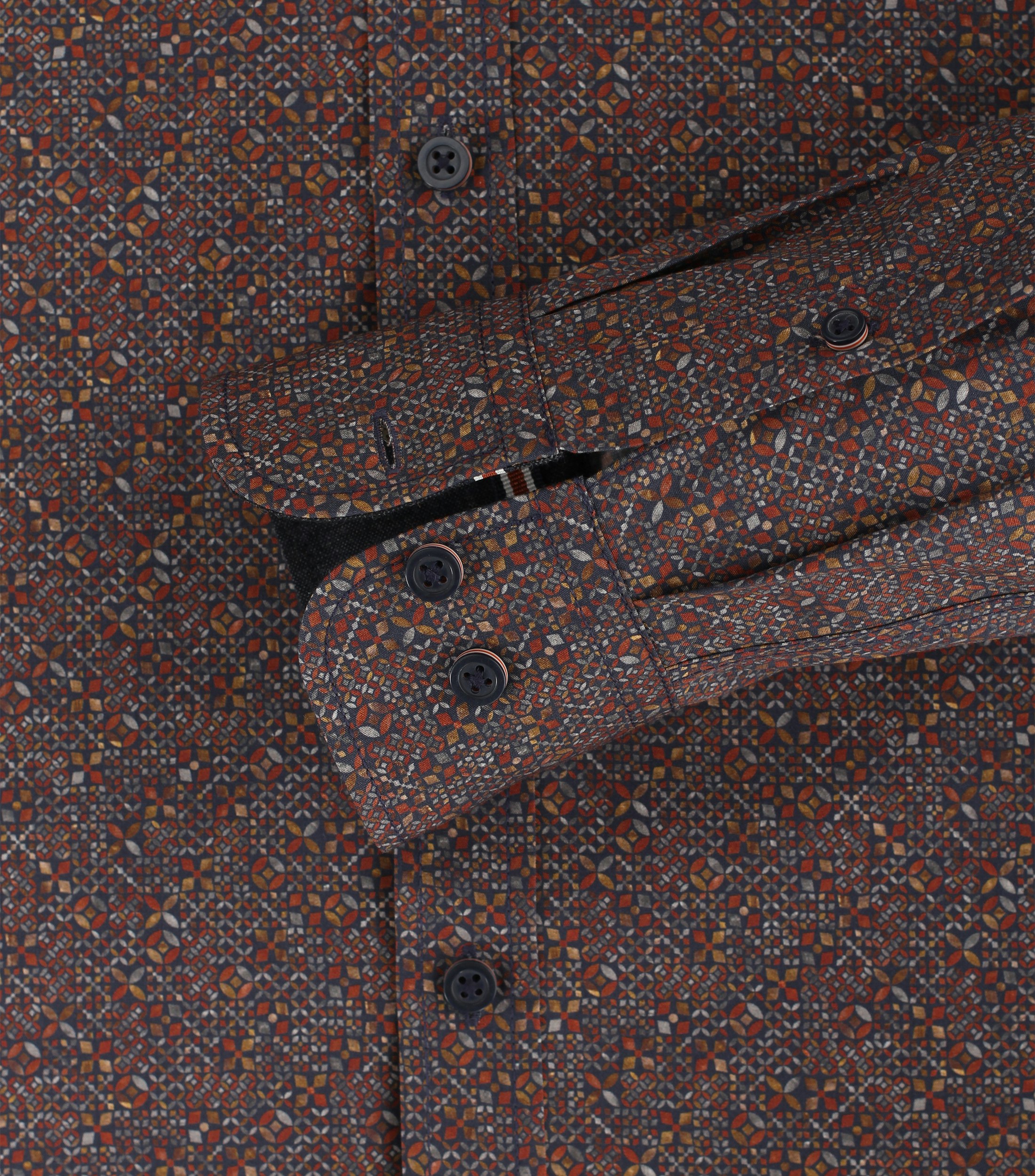 Ein Freizeithemd im Print Muster in der Farbe Mittelrot