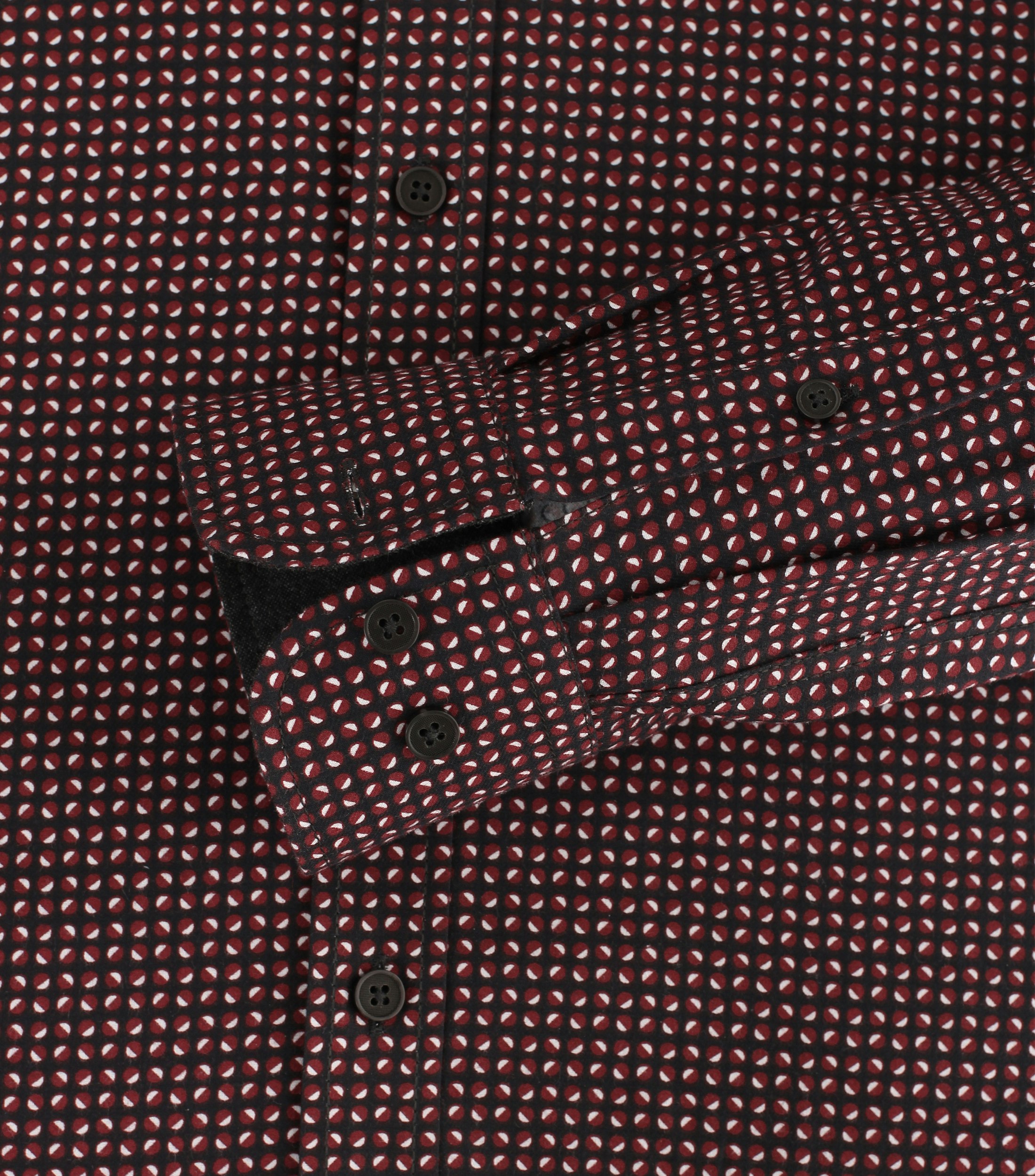 Ein Freizeithemd im Print Muster in der Farbe Dunkelrot
