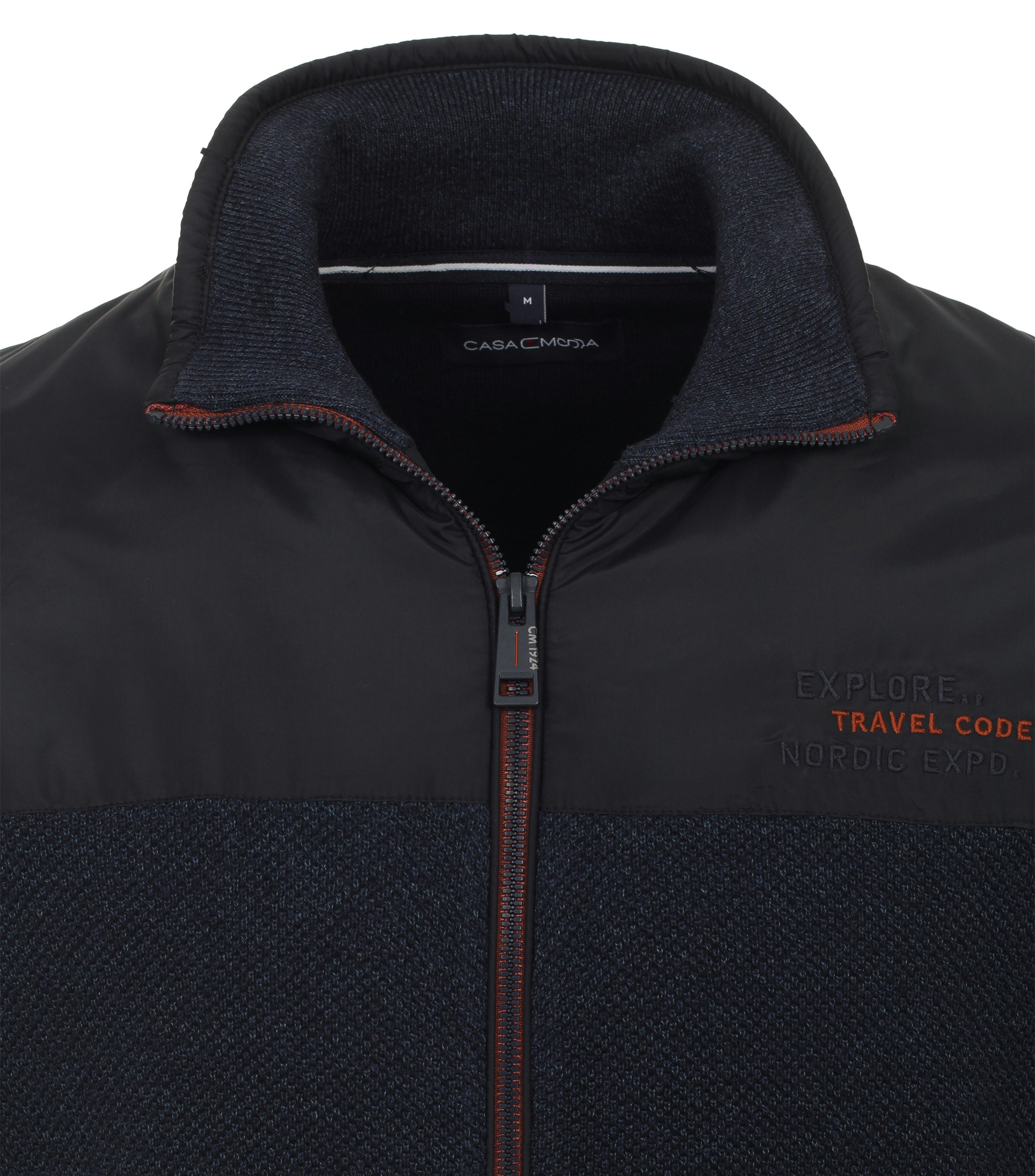 Ein Strickjacke im uni Muster in der Farbe Dunkelblau