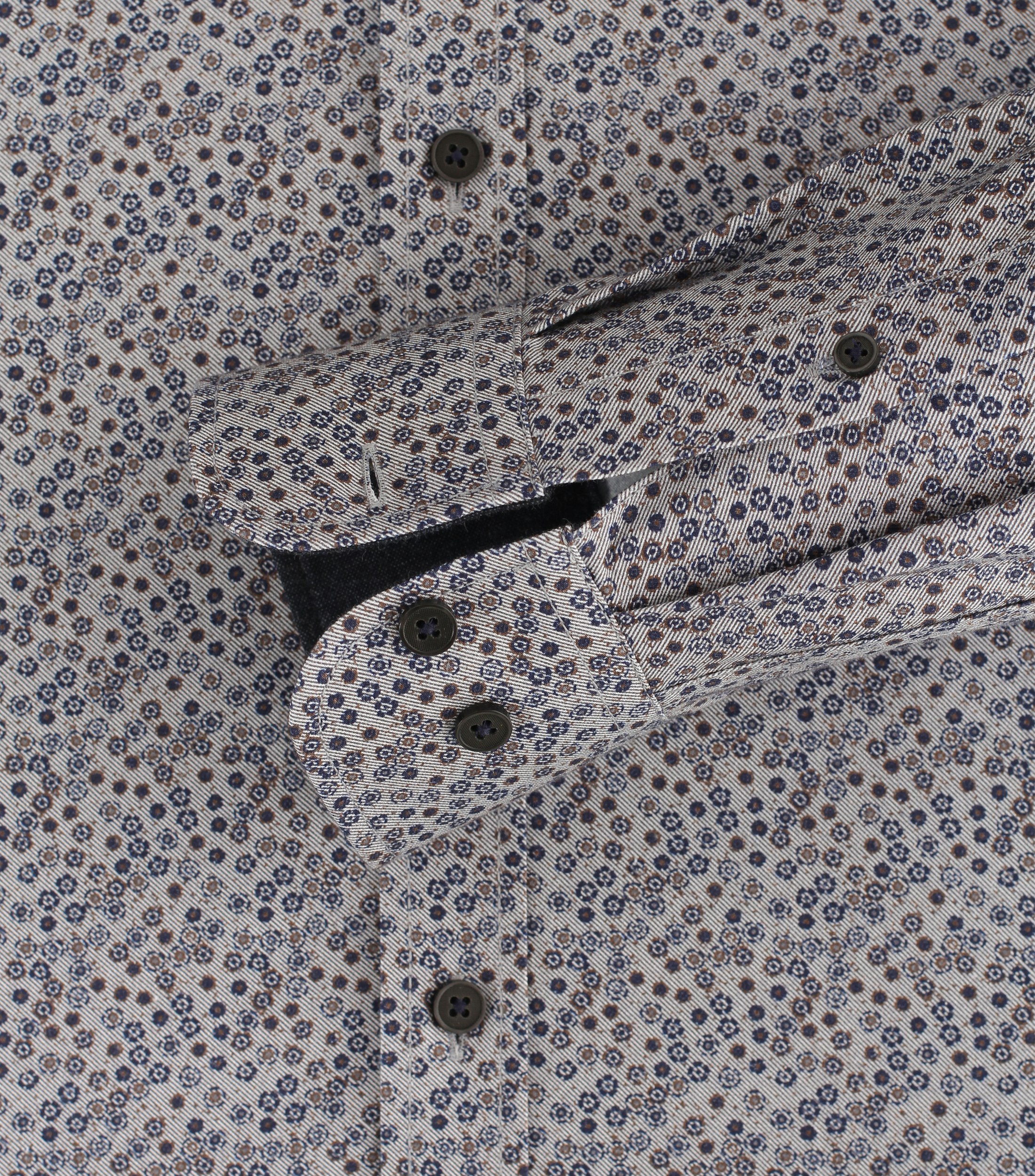 Ein Freizeithemd im Print Muster in der Farbe Grau