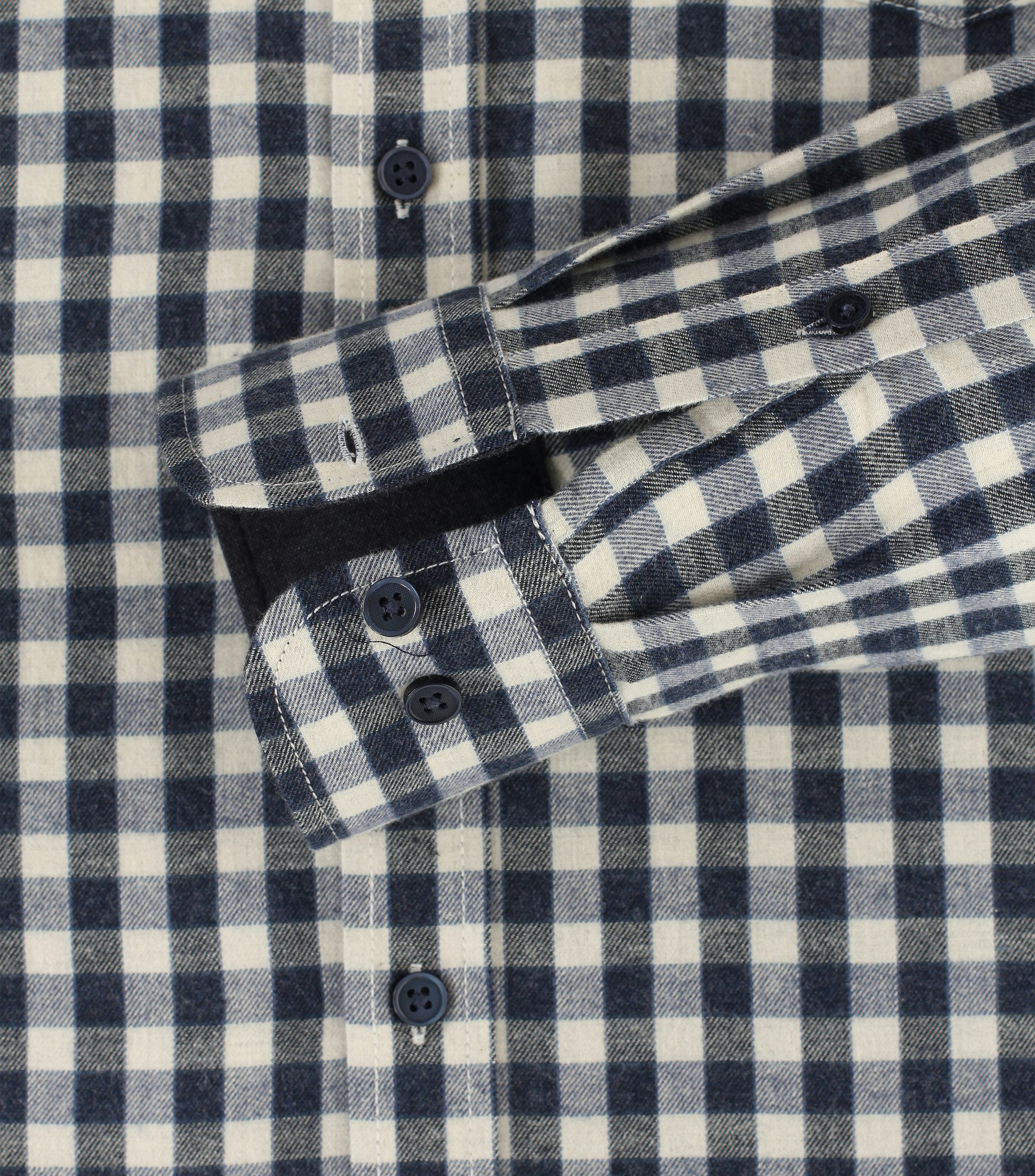 Ein Freizeithemd im kariert Muster in der Farbe Dunkelblau