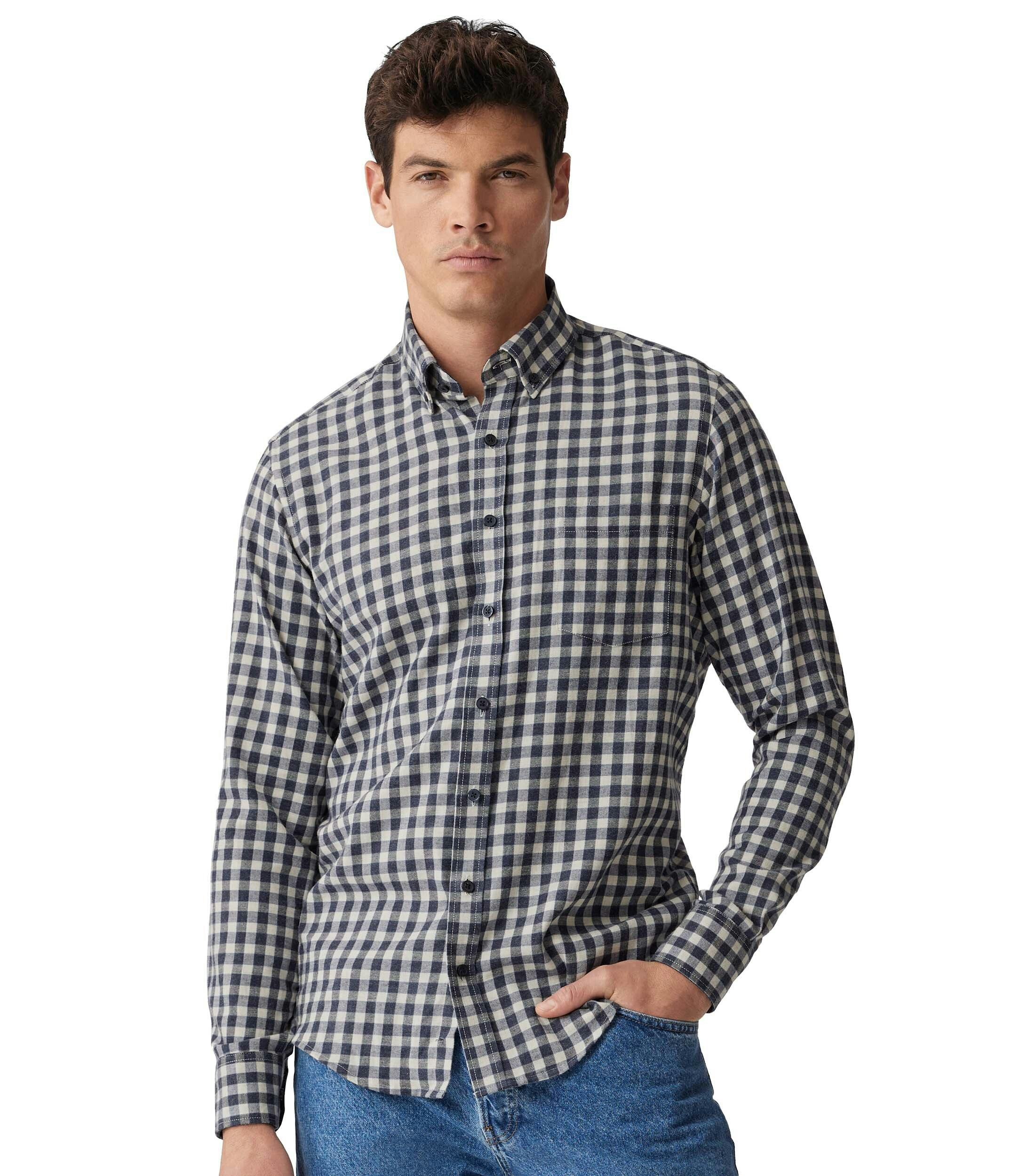 Ein Freizeithemd im kariert Muster in der Farbe Dunkelblau