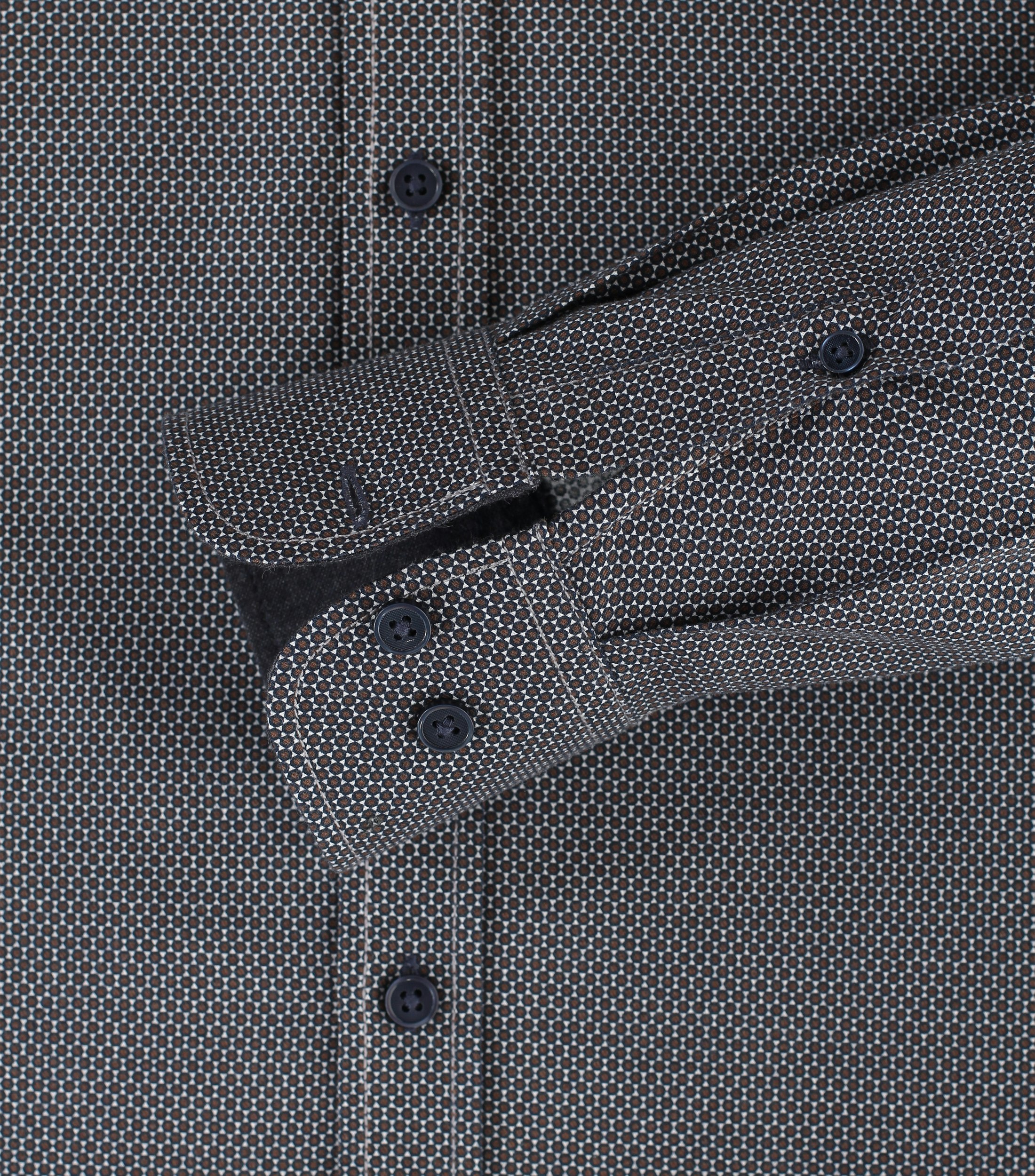 Ein Freizeithemd im Print Muster in der Farbe Braun