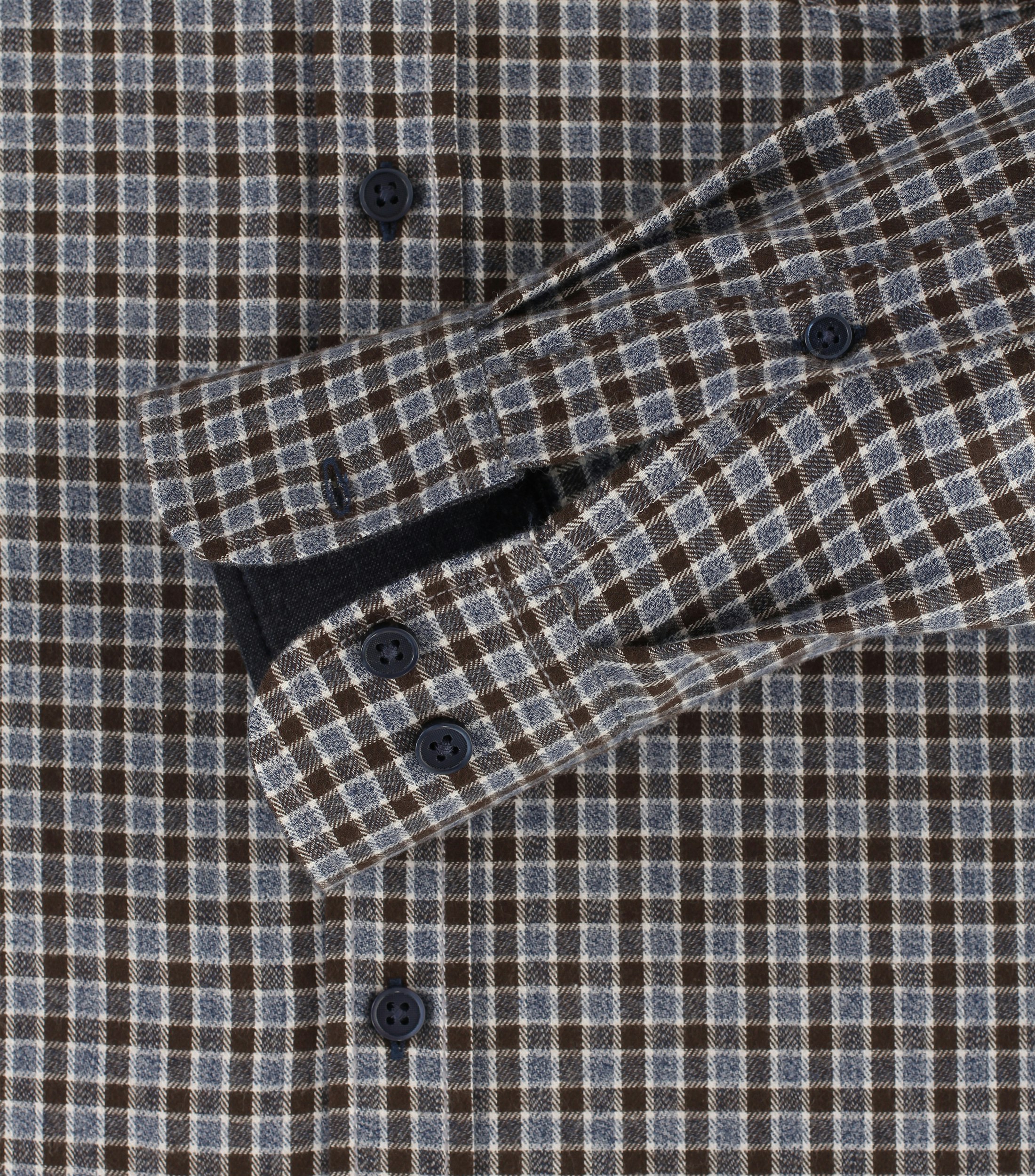 Ein Freizeithemd im kariert Muster in der Farbe Braun