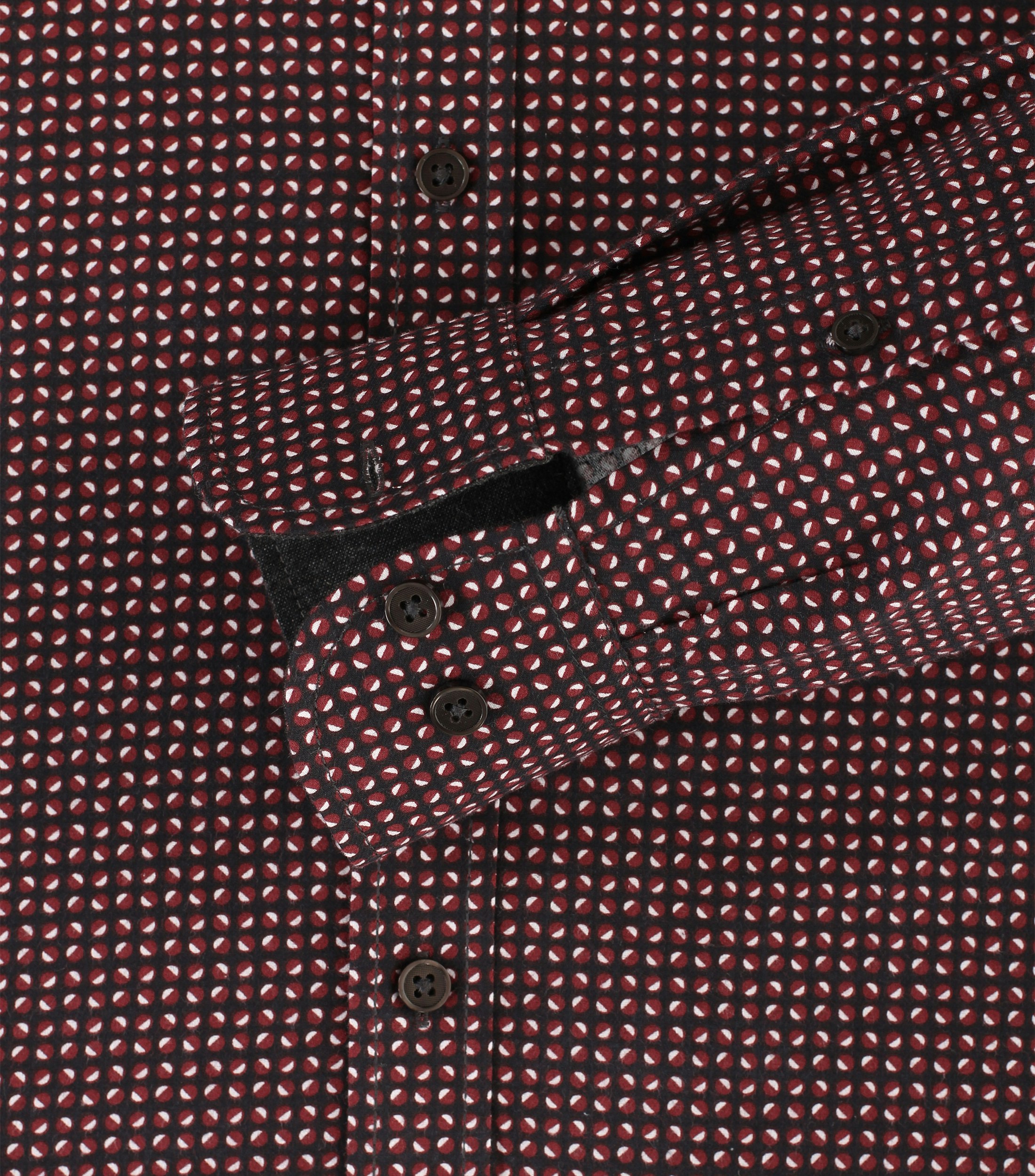 Ein Freizeithemd im Print Muster in der Farbe Dunkelrot