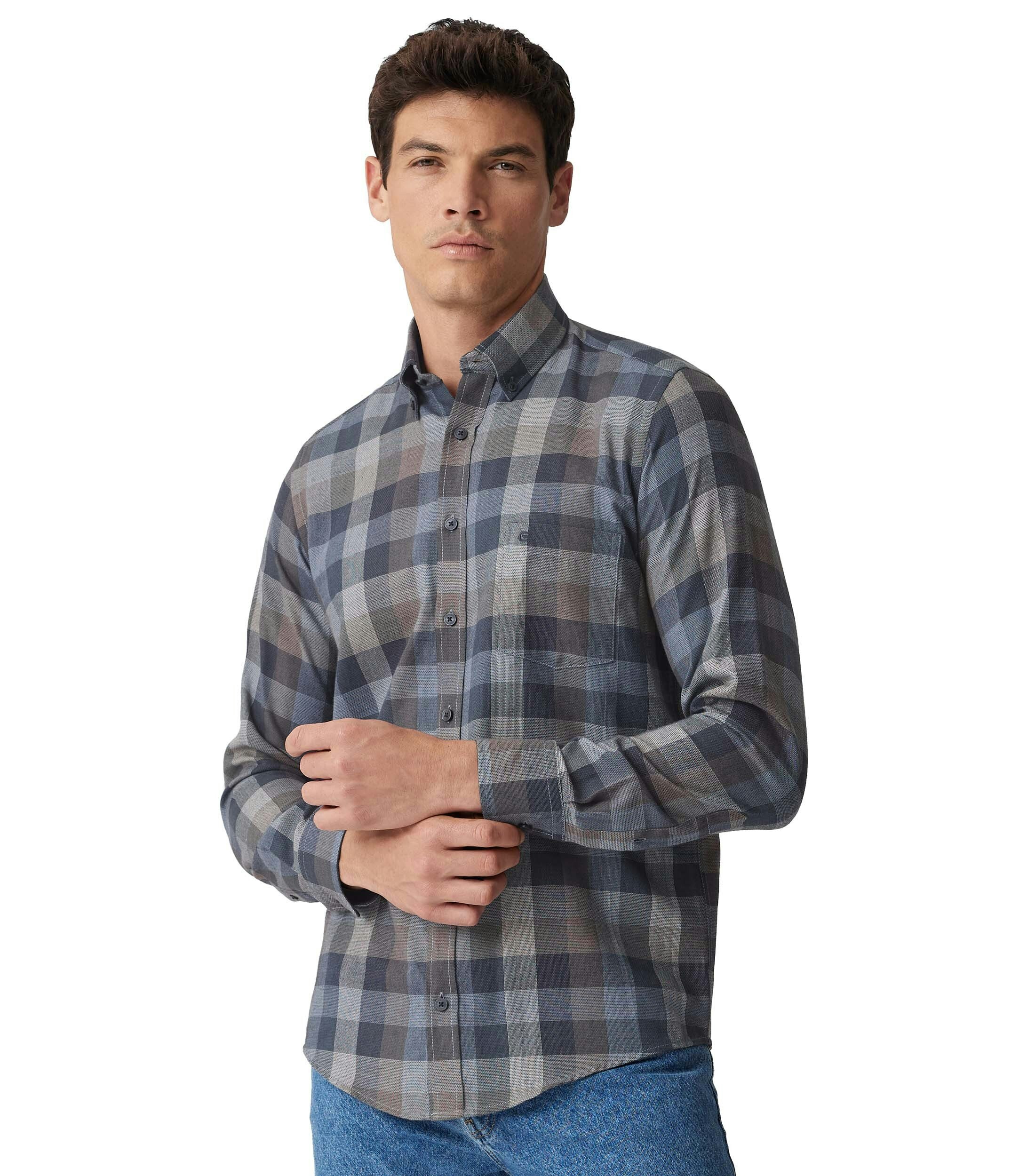 Ein Freizeithemd im kariert Muster in der Farbe Dunkelblau