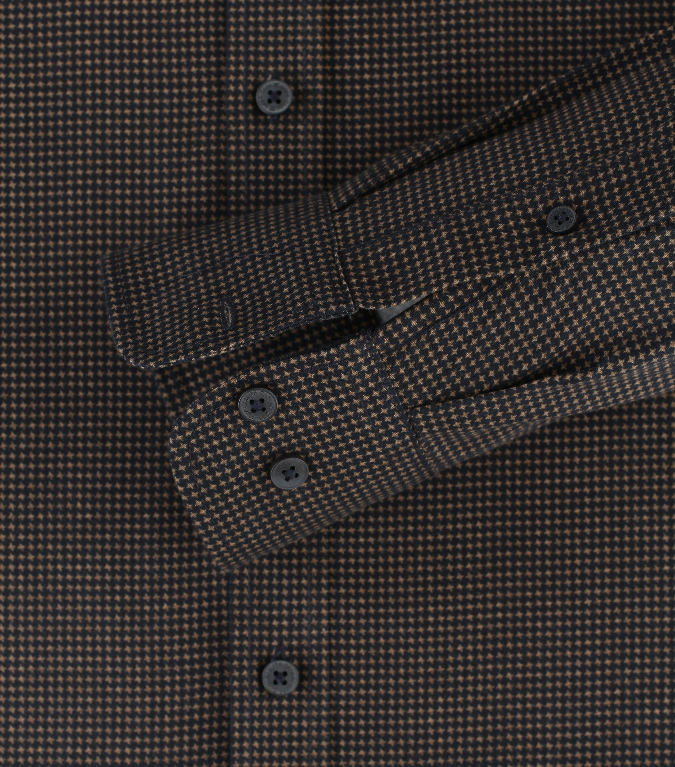 Ein Freizeithemd im uni Muster in der Farbe Braun