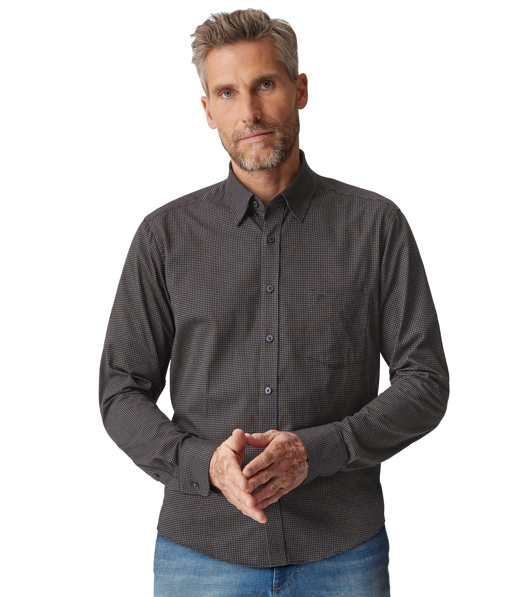 Ein Freizeithemd im uni Muster in der Farbe Braun