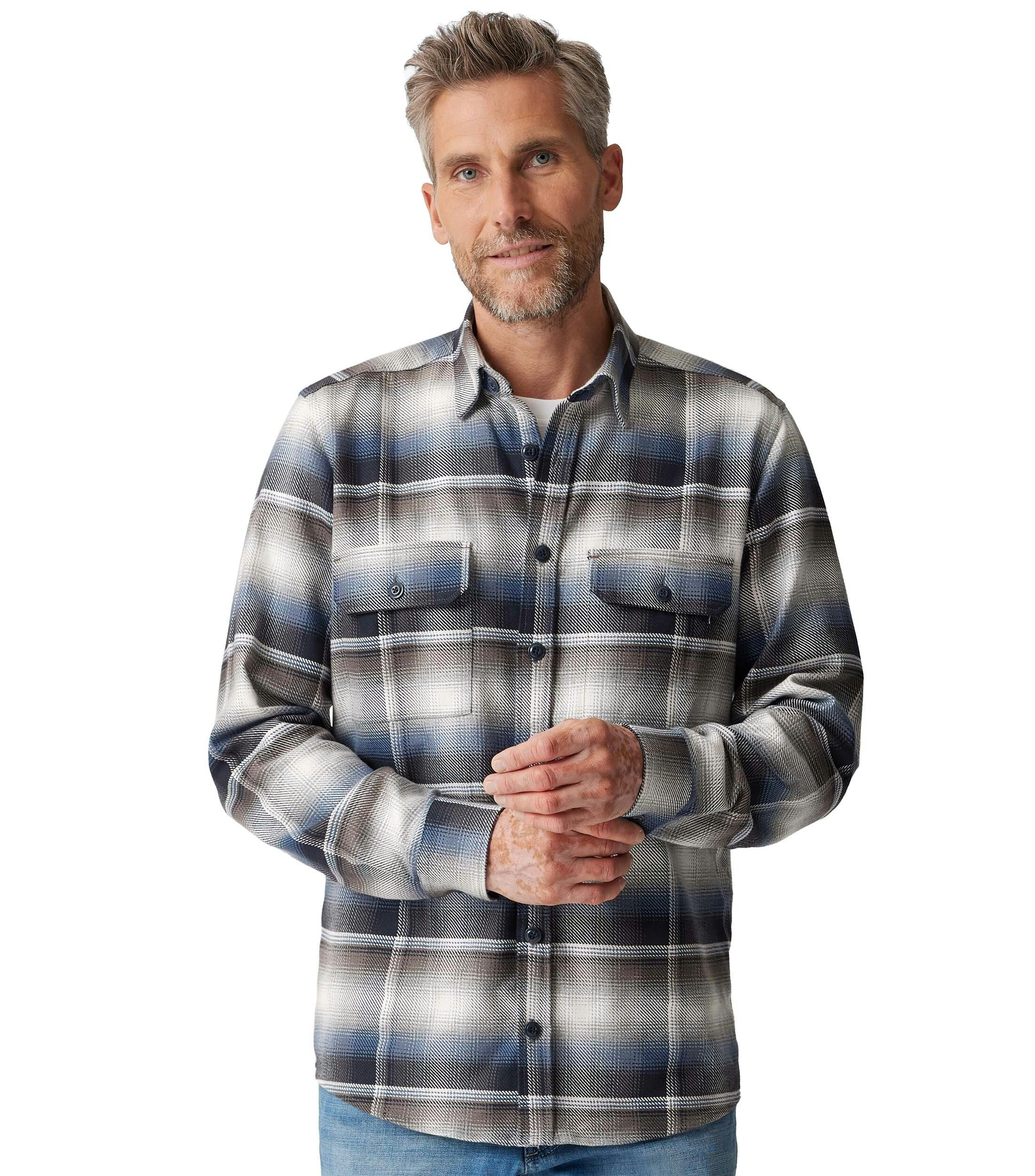 Ein Freizeithemd im kariert Muster in der Farbe Braun