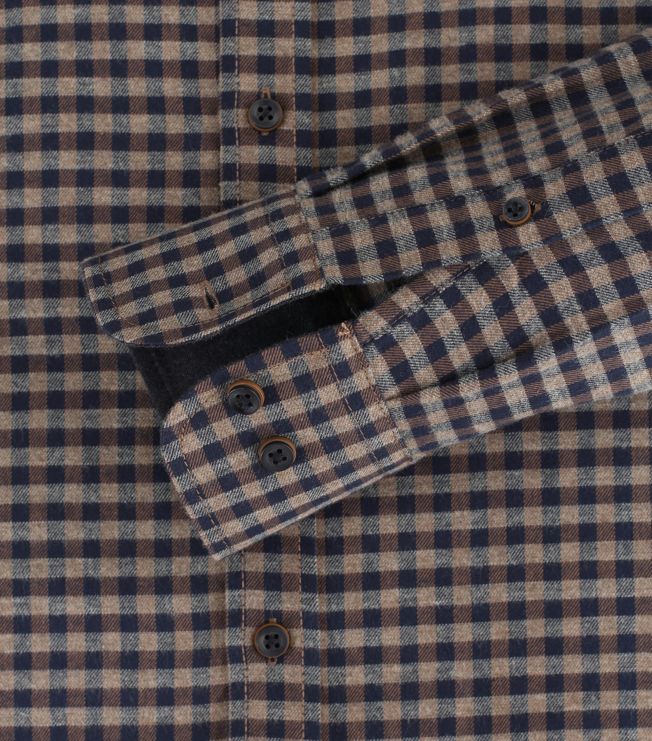 Ein Freizeithemd im kariert Muster in der Farbe Dunkelblau